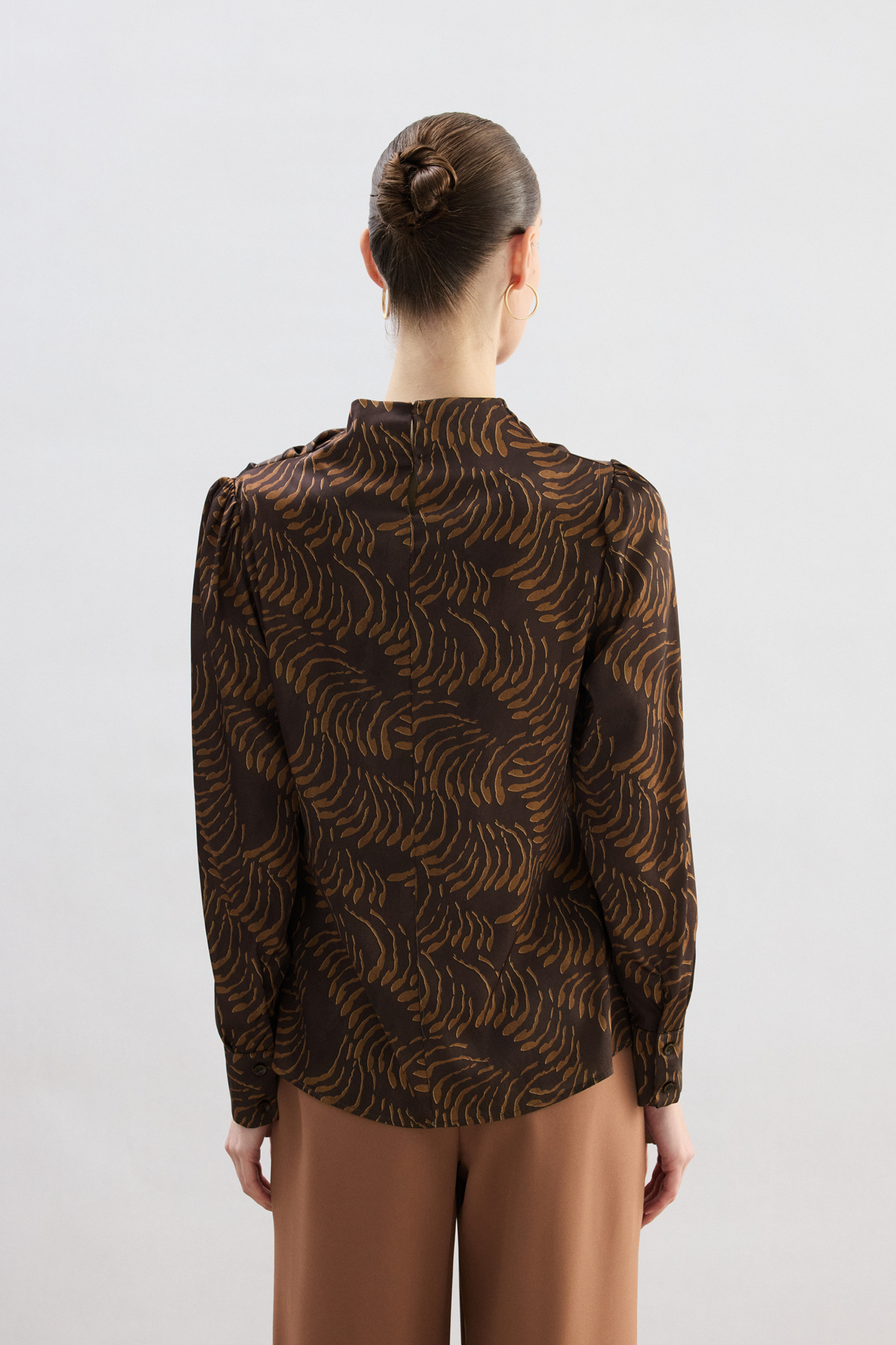 Drape Detaylı Desenli Bluz - Kahve