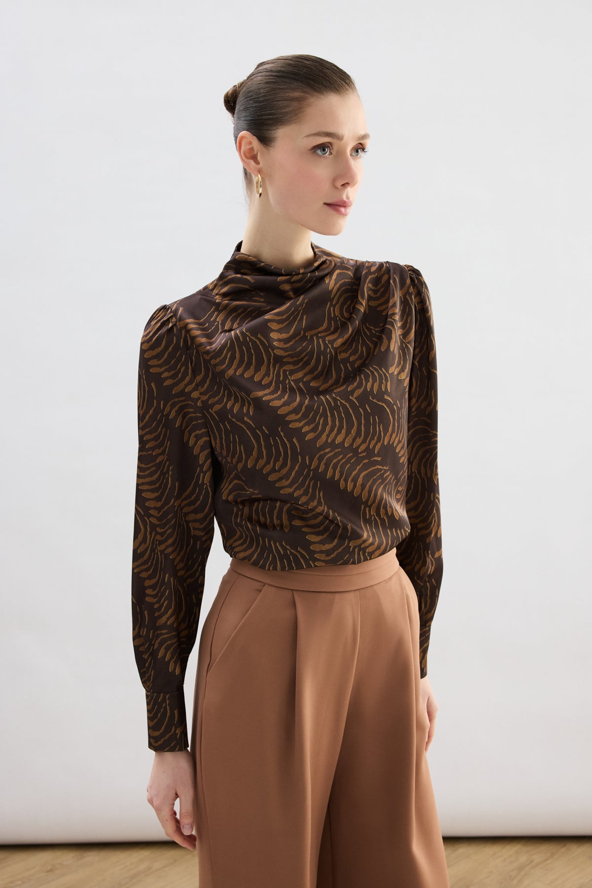 Drape Detaylı Desenli Bluz - Kahve