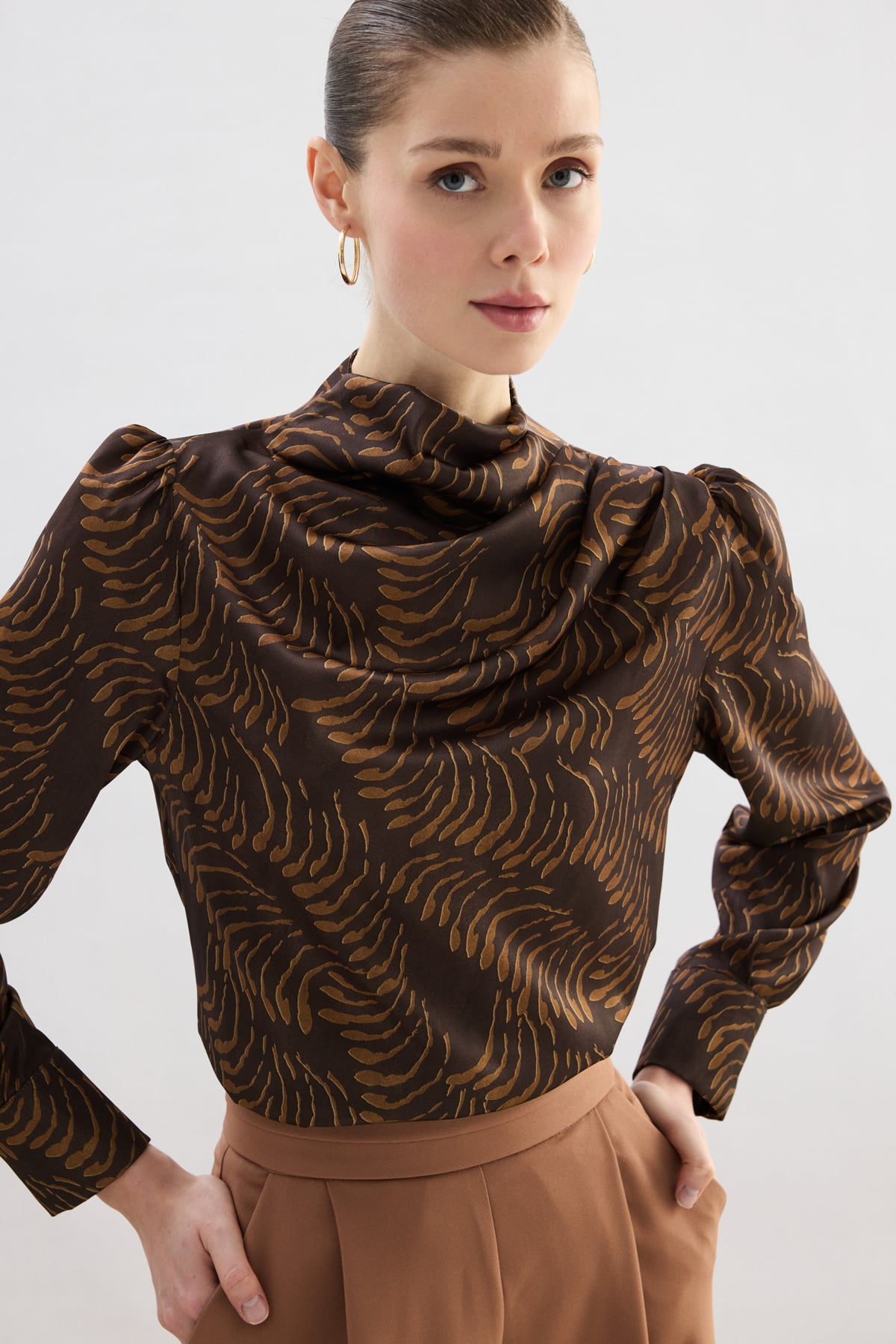 Drape Detaylı Desenli Bluz - Kahve