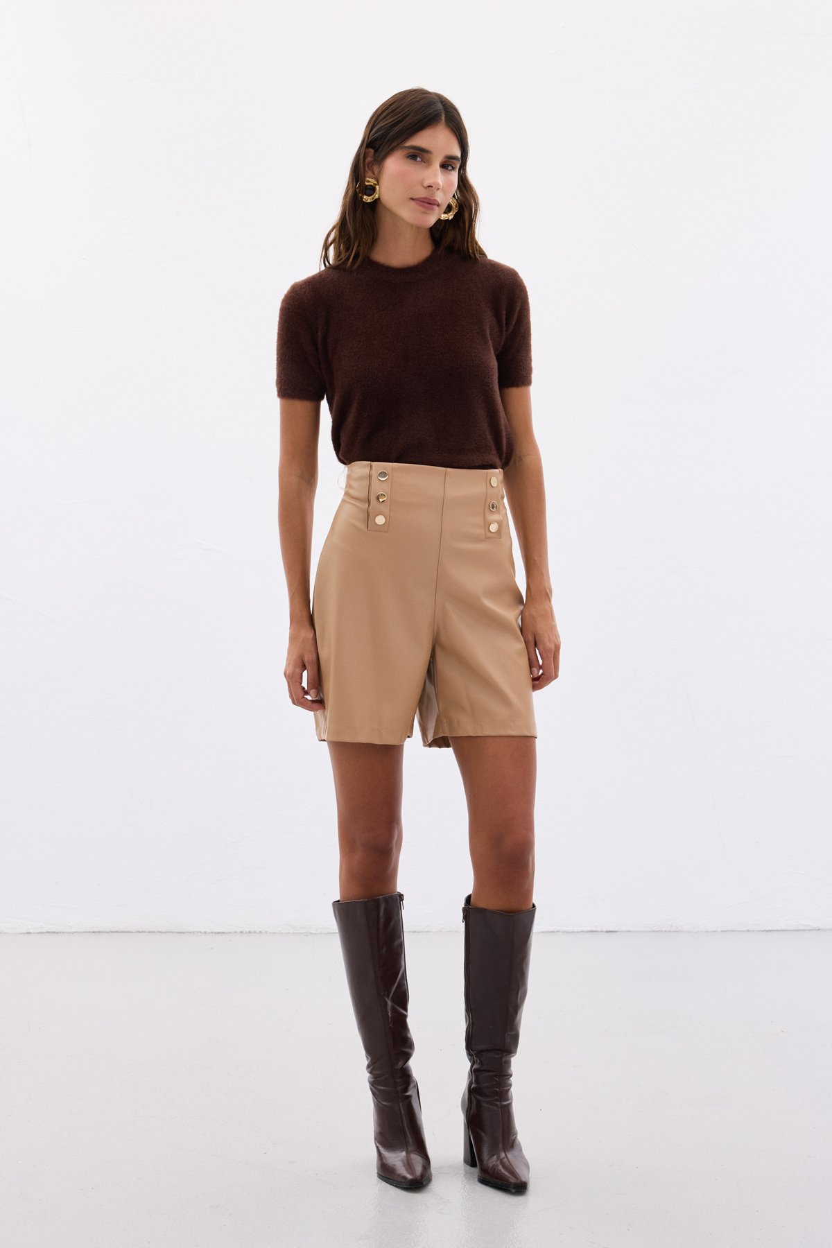 Düğme Aksesuarlı Deri Şort - Bej