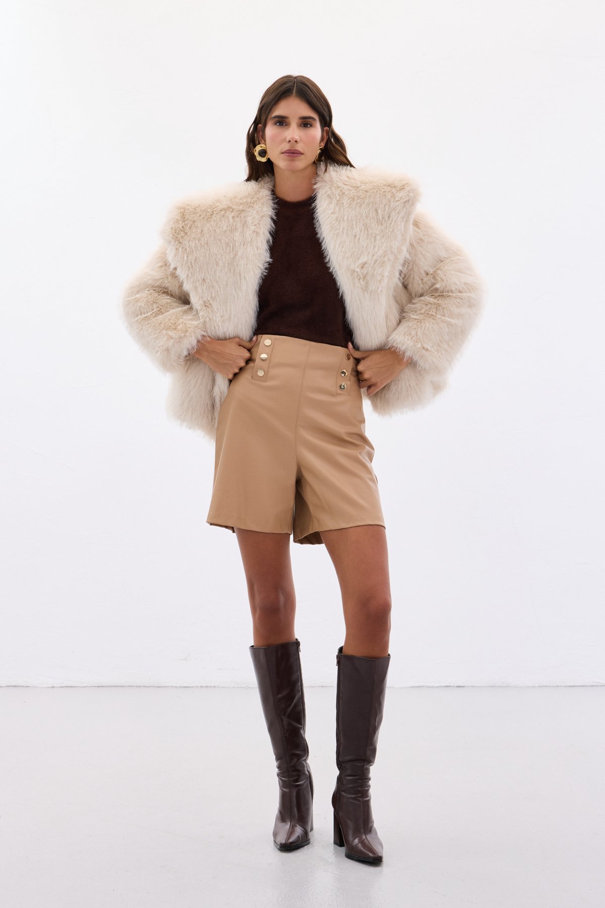 Düğme Aksesuarlı Deri Şort - Bej