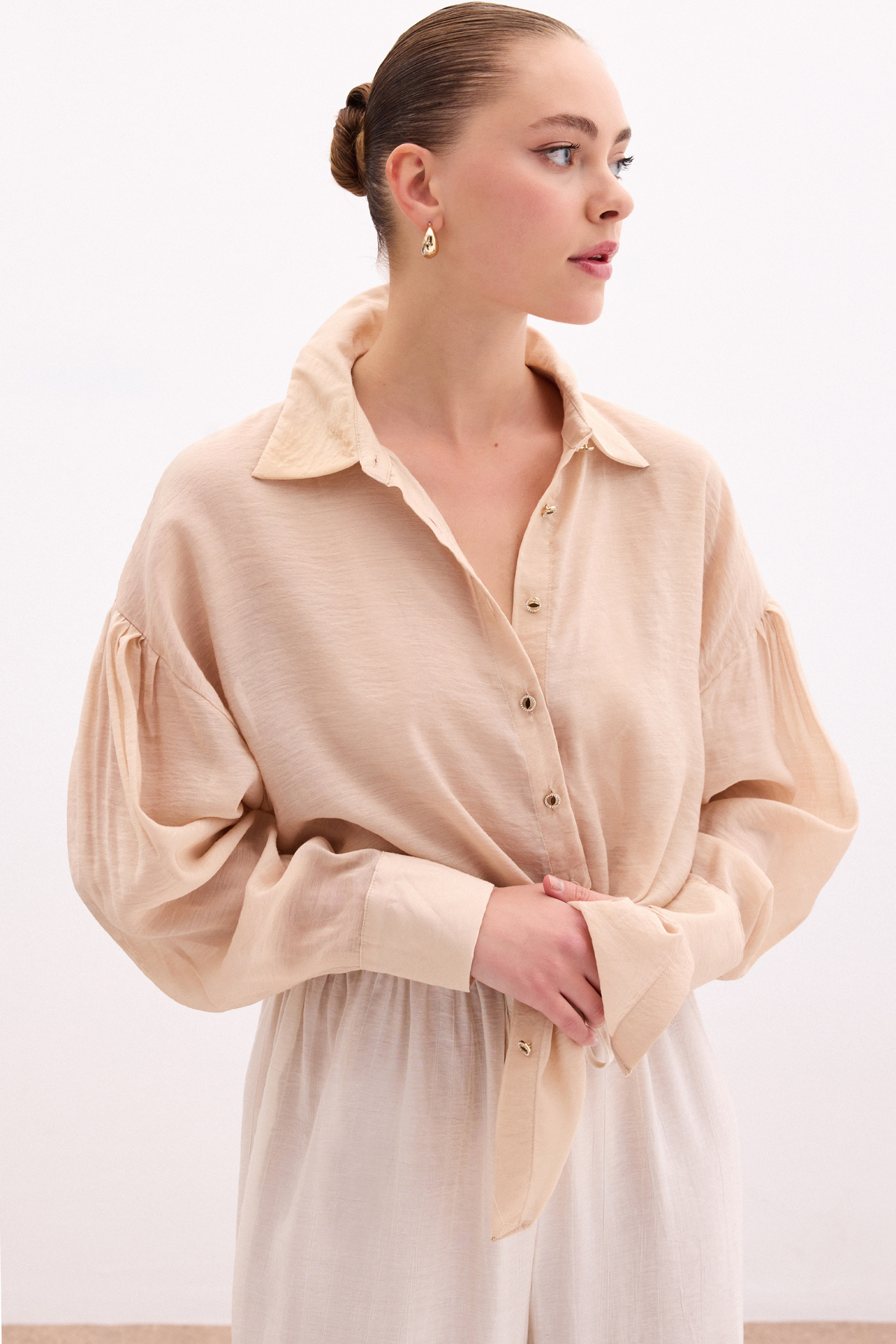 Düğme Aksesuarlı İnce Gömlek - Bej