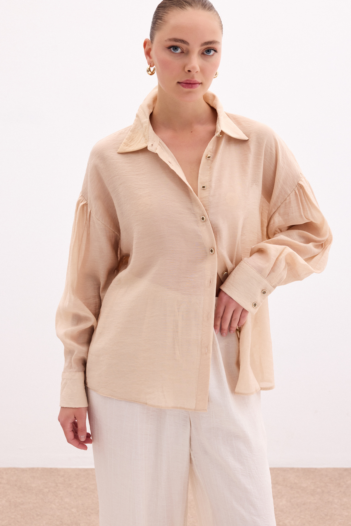 Düğme Aksesuarlı İnce Gömlek - Bej