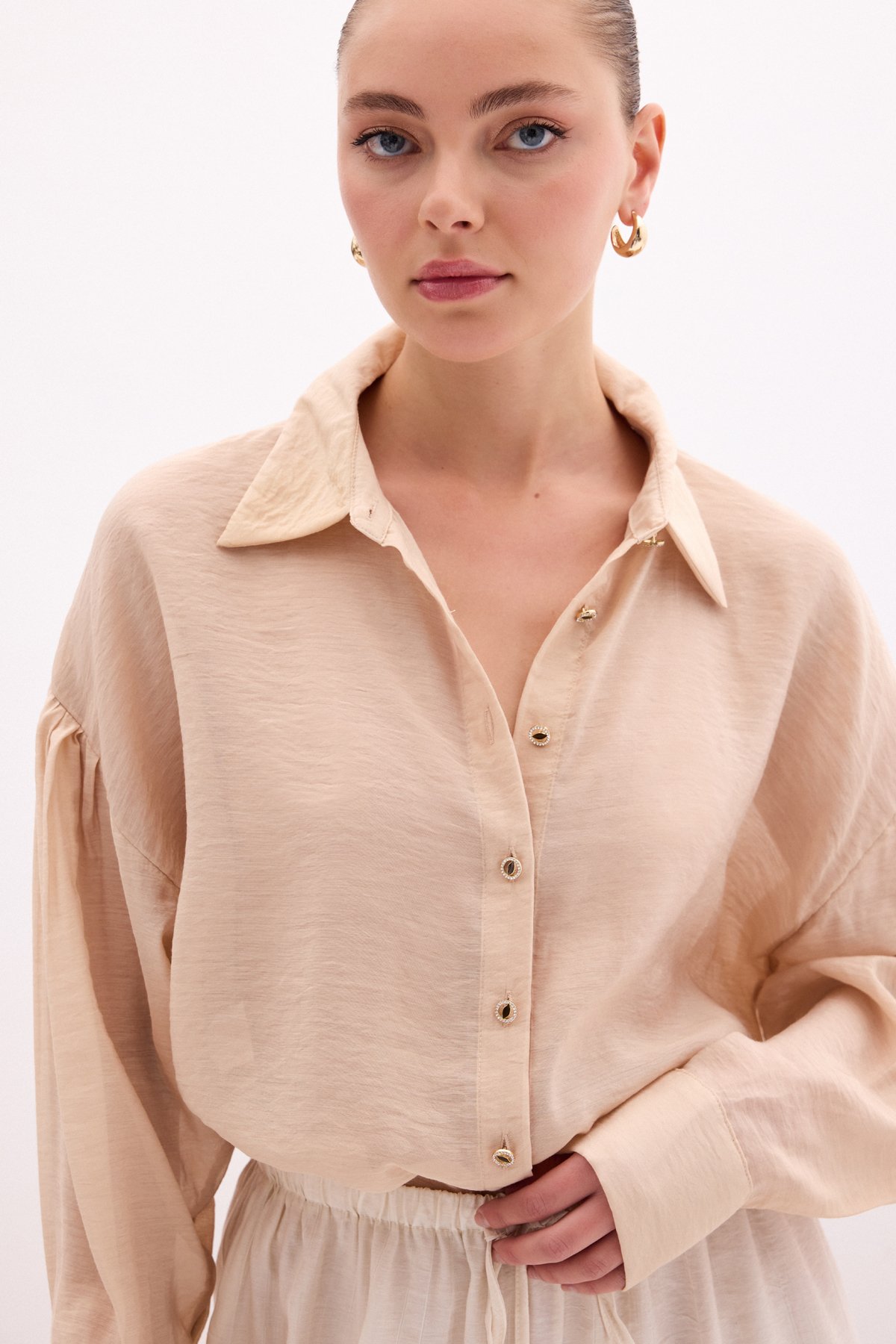 Düğme Aksesuarlı İnce Gömlek - Bej