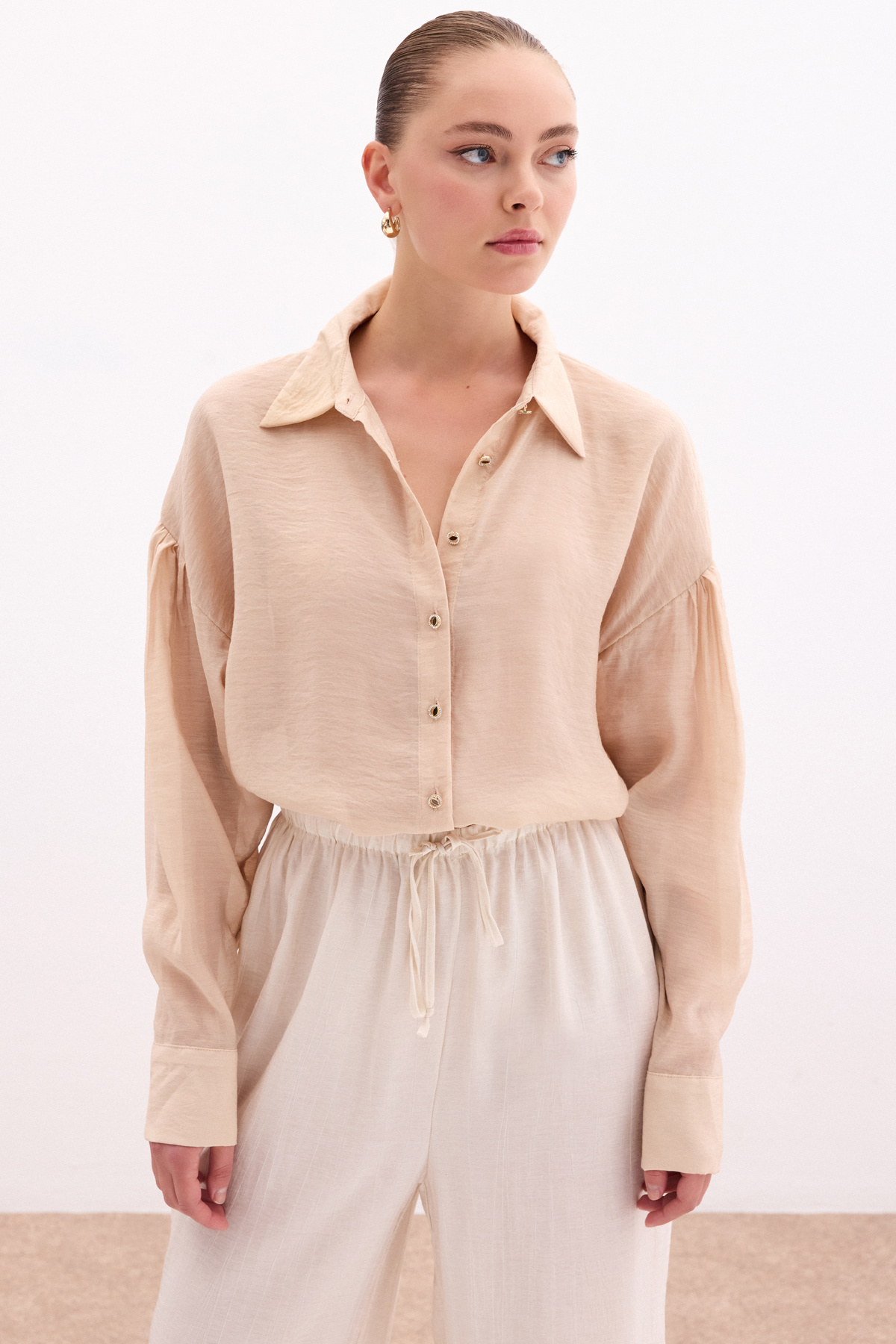 Düğme Aksesuarlı İnce Gömlek - Bej
