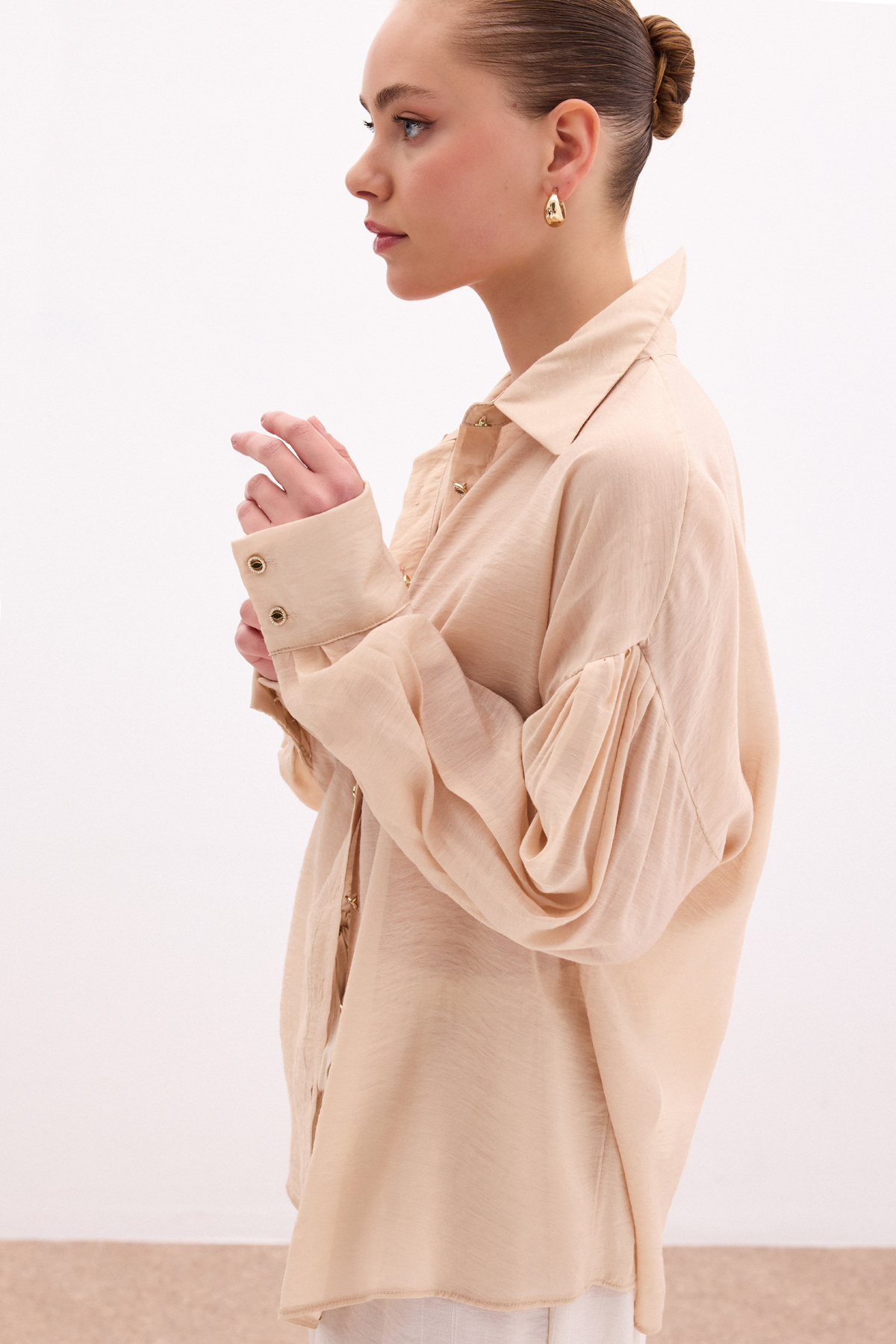 Düğme Aksesuarlı İnce Gömlek - Bej