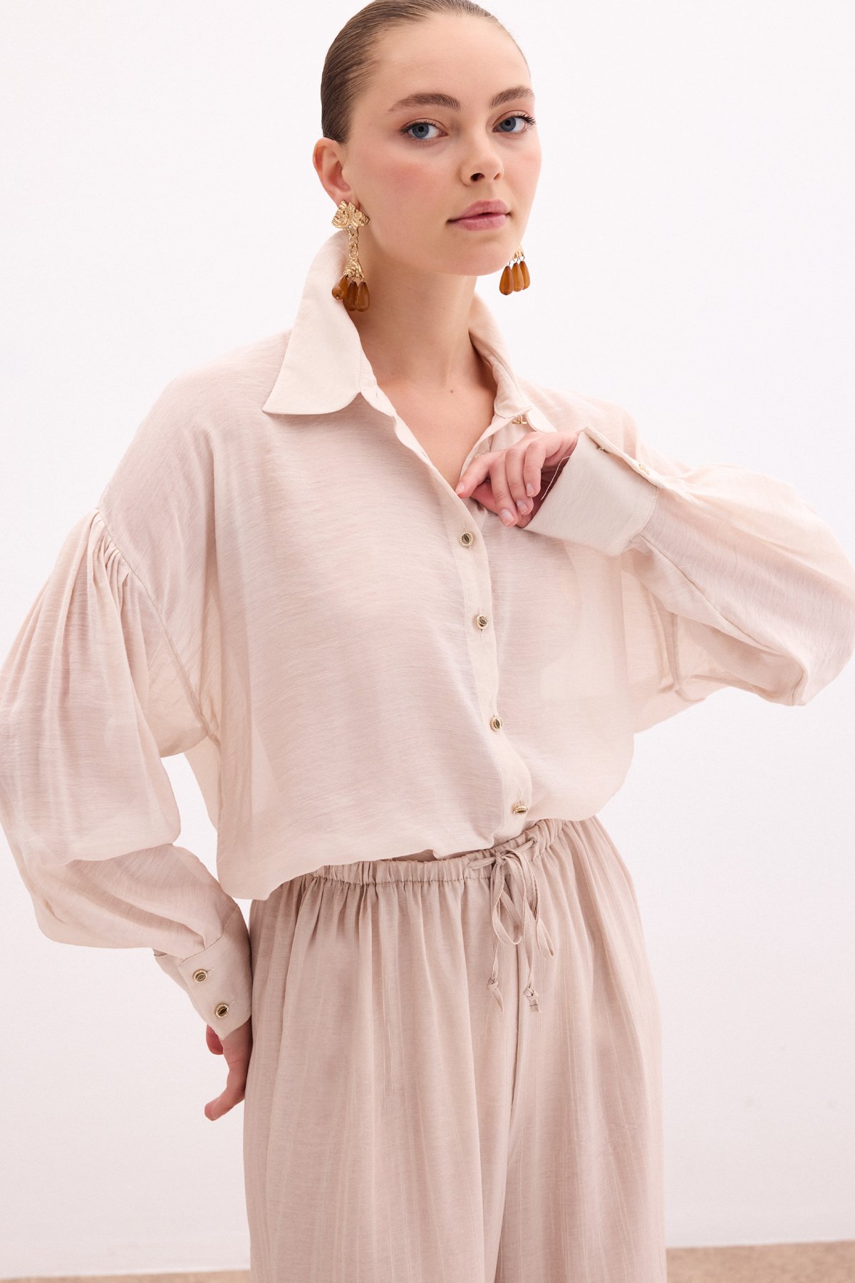 Düğme Aksesuarlı İnce Gömlek - Taş