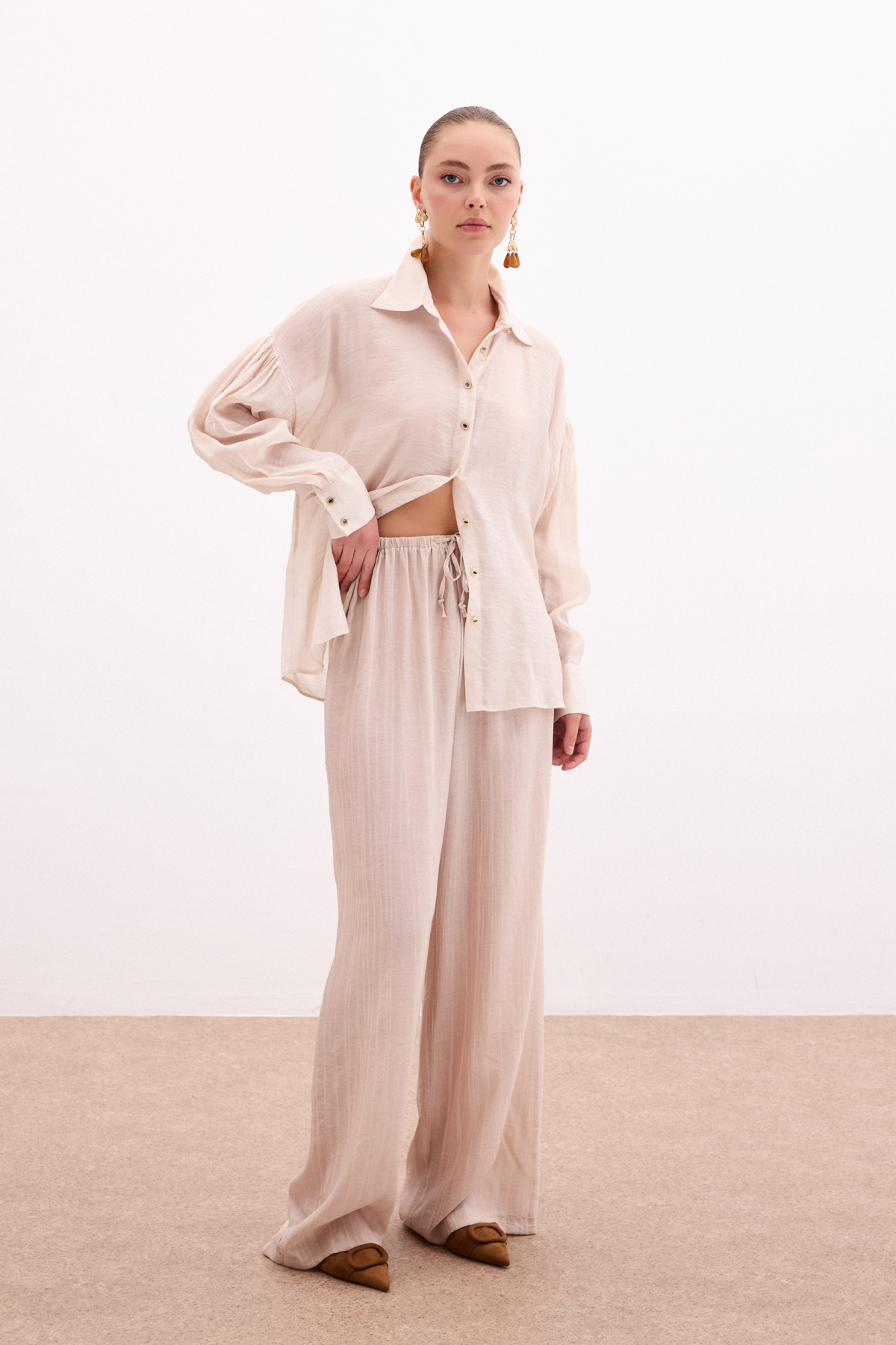 Düğme Aksesuarlı İnce Gömlek - Taş