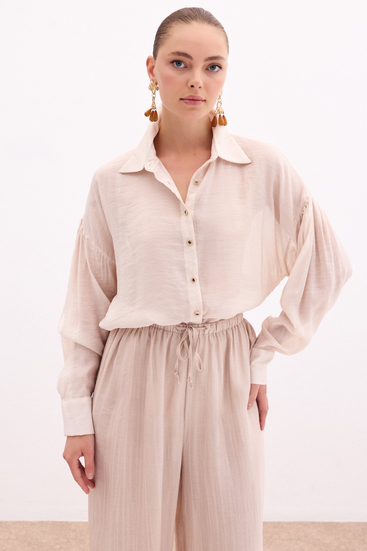 Düğme Aksesuarlı İnce Gömlek - Taş