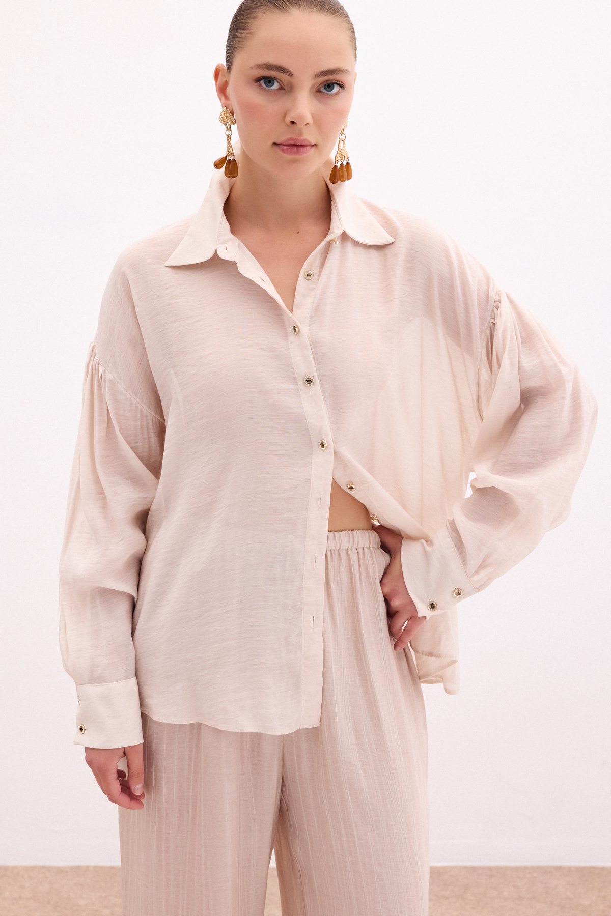 Düğme Aksesuarlı İnce Gömlek - Taş