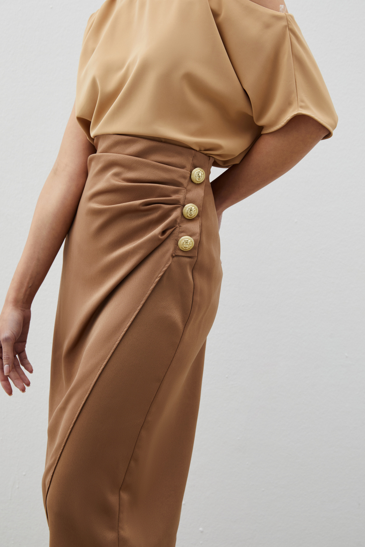 Düğme Aksesuarlı Saten Krep Etek - CAMEL