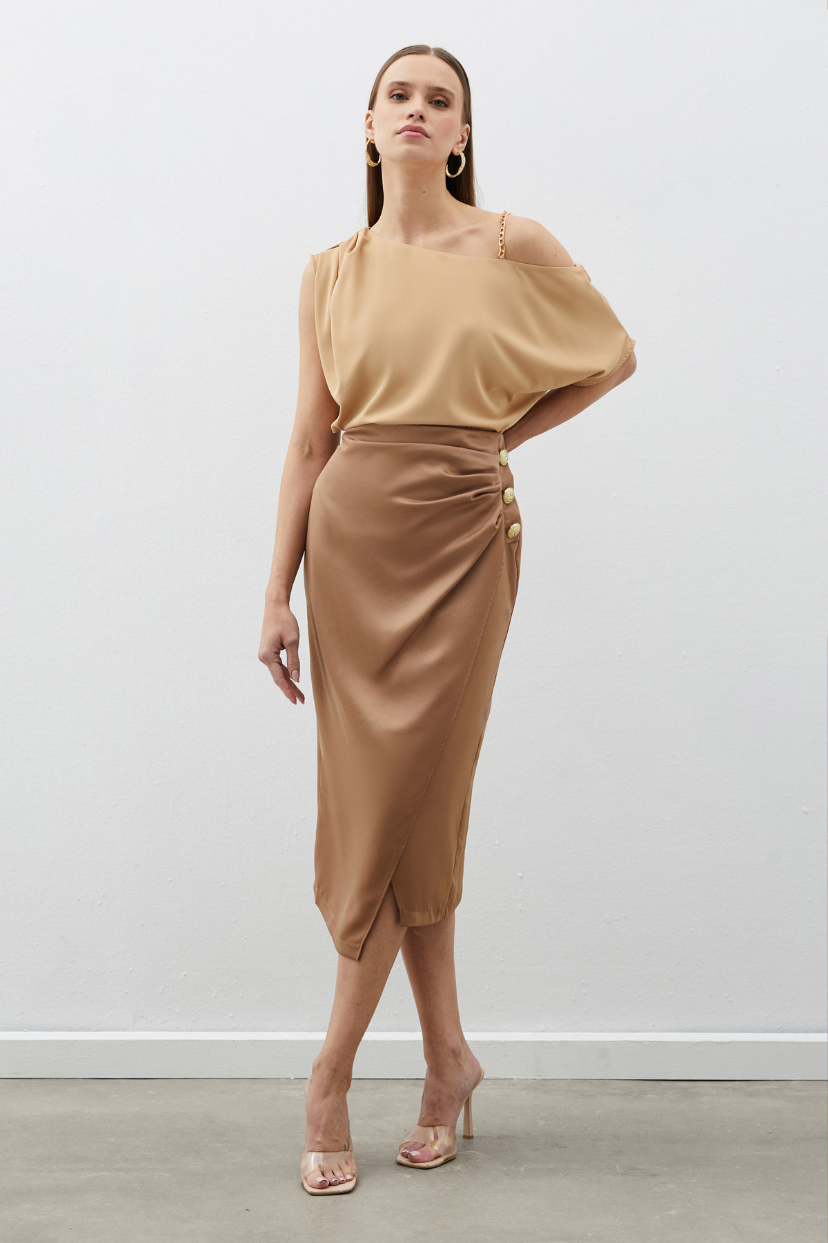 Düğme Aksesuarlı Saten Krep Etek - CAMEL