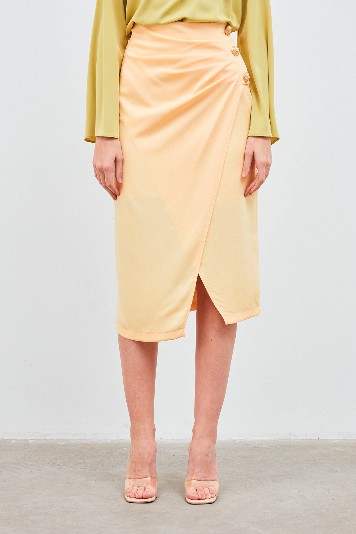 Düğme Aksesuarlı Saten Krep Etek - SARI