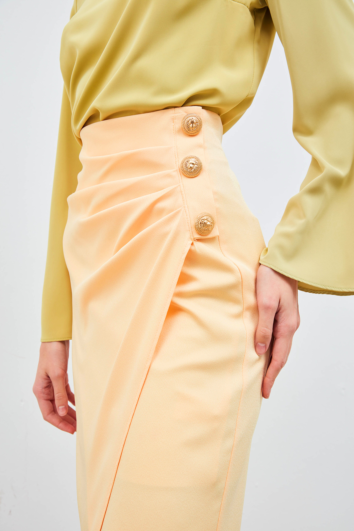 Düğme Aksesuarlı Saten Krep Etek - SARI