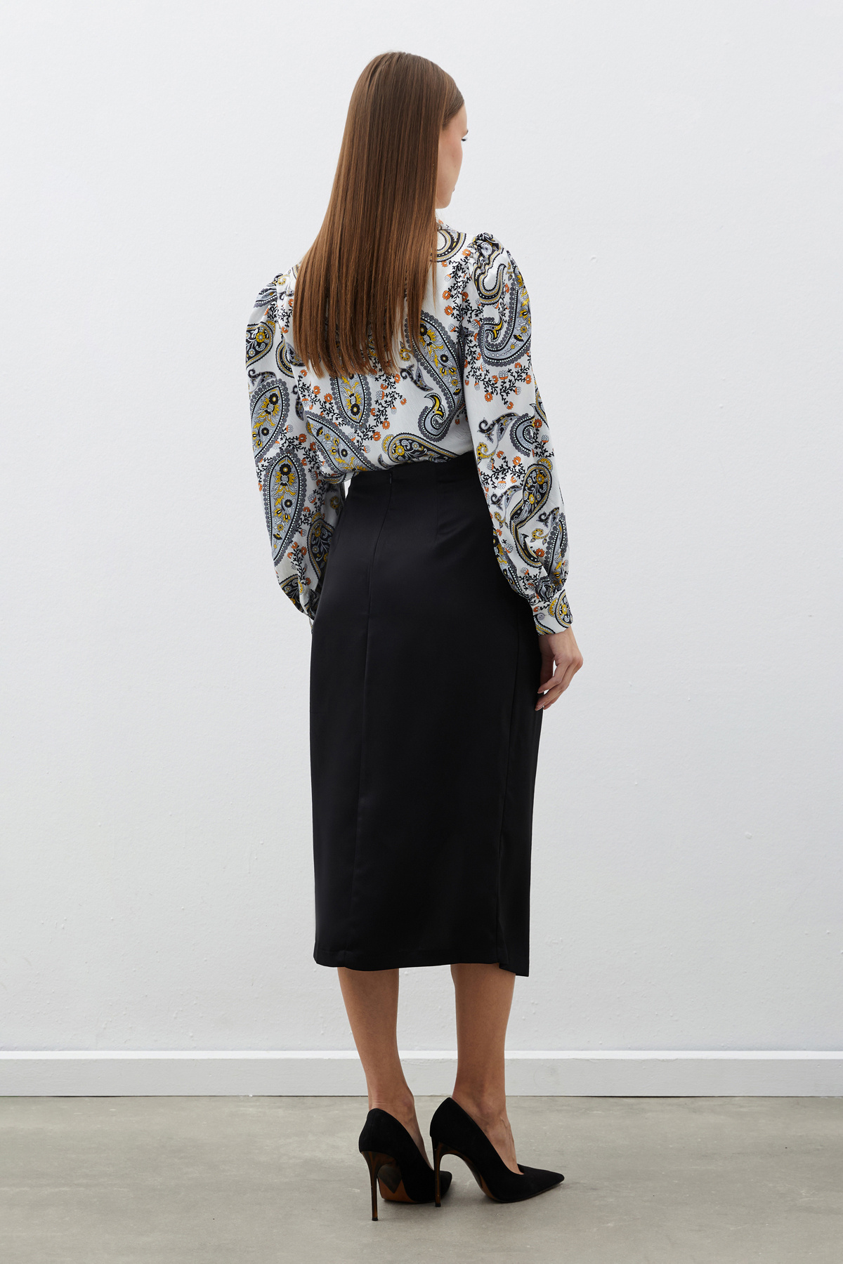 Düğme Aksesuarlı Saten Krep Etek - SİYAH