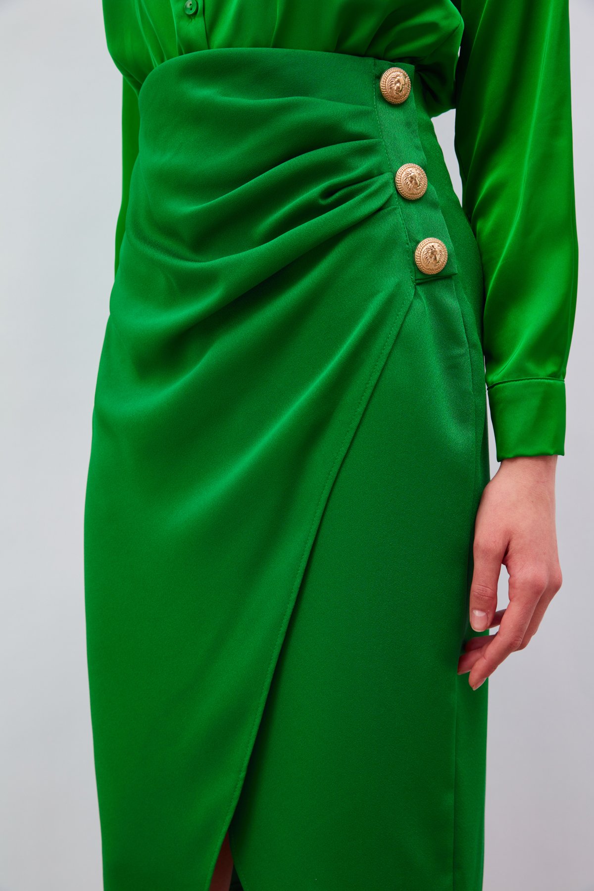 Düğme Aksesuarlı Saten Krep Etek - ZÜMRÜT