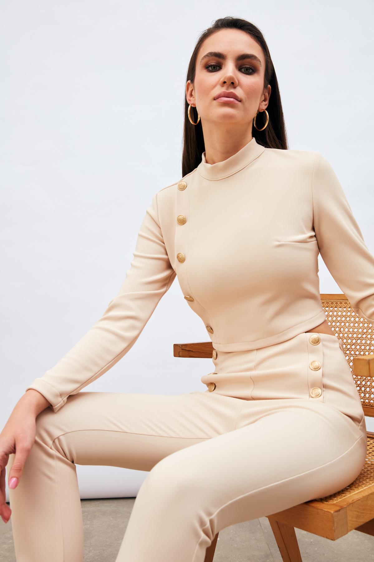 Düğme Detaylı Dik Yaka Bluz - BEJ