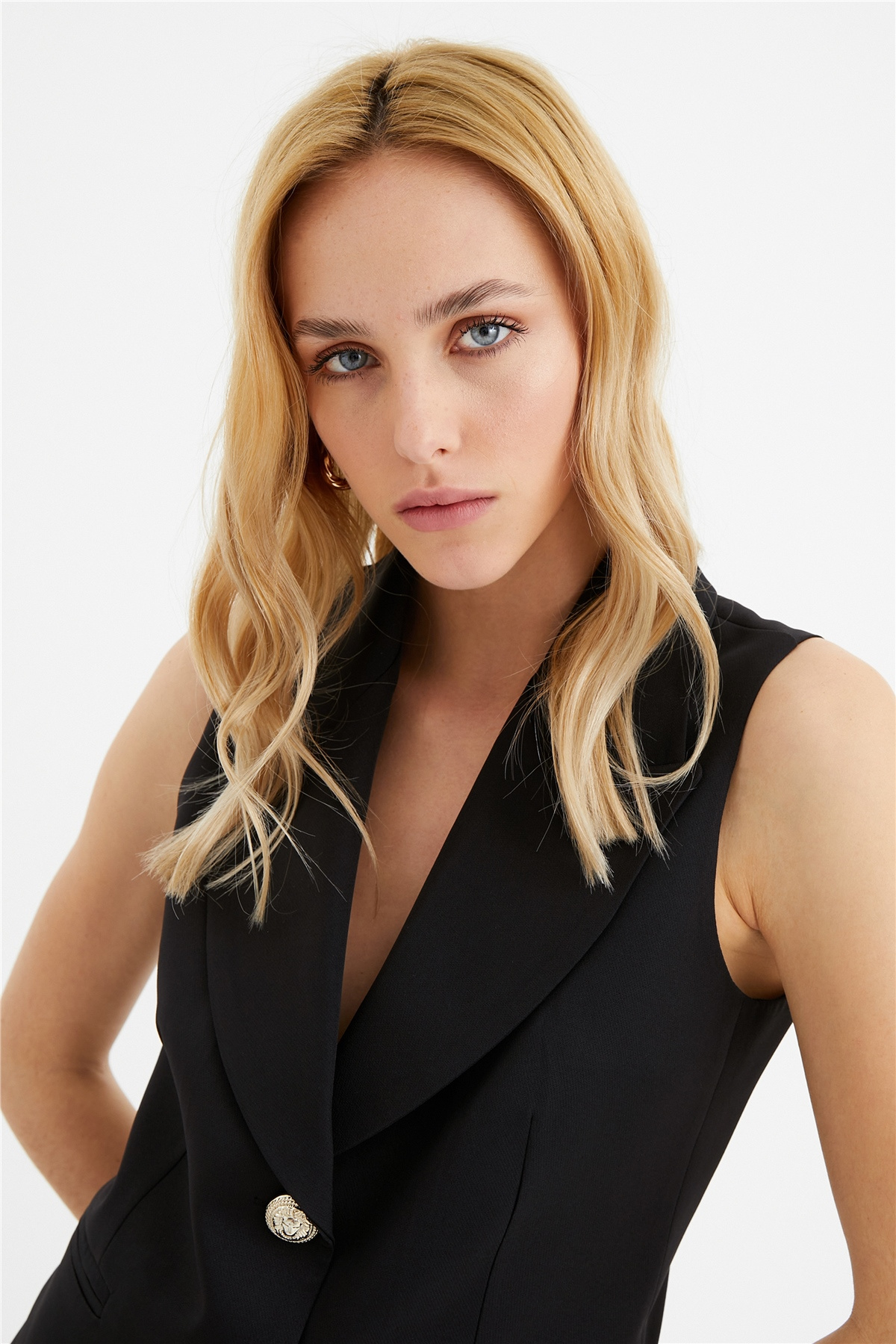 Button detailed short vest - BLACK