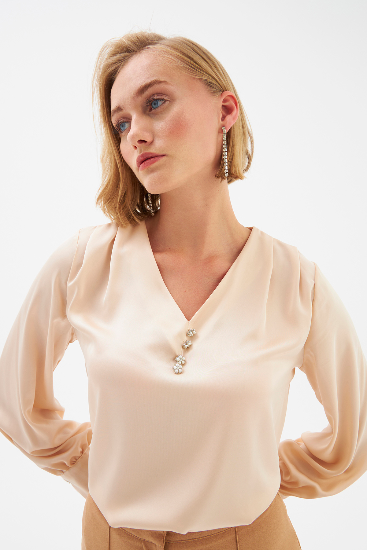 Düğme Detaylı Saten Bluz - KREM