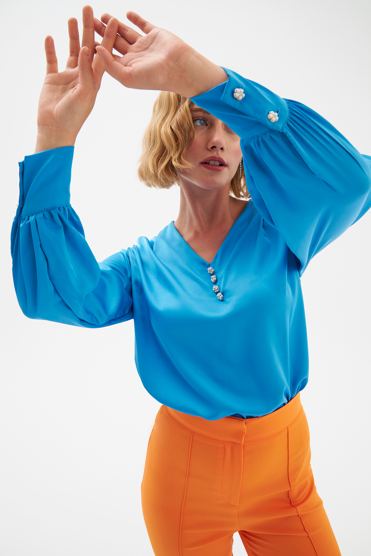 Düğme Detaylı Saten Bluz - MAVİ