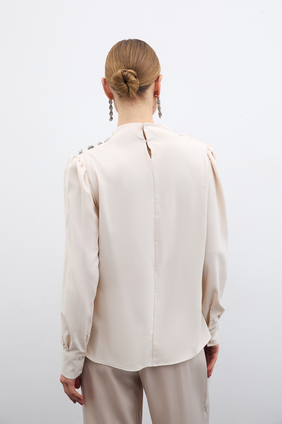 Düğmeleri Taş Detaylı Bluz - Bej