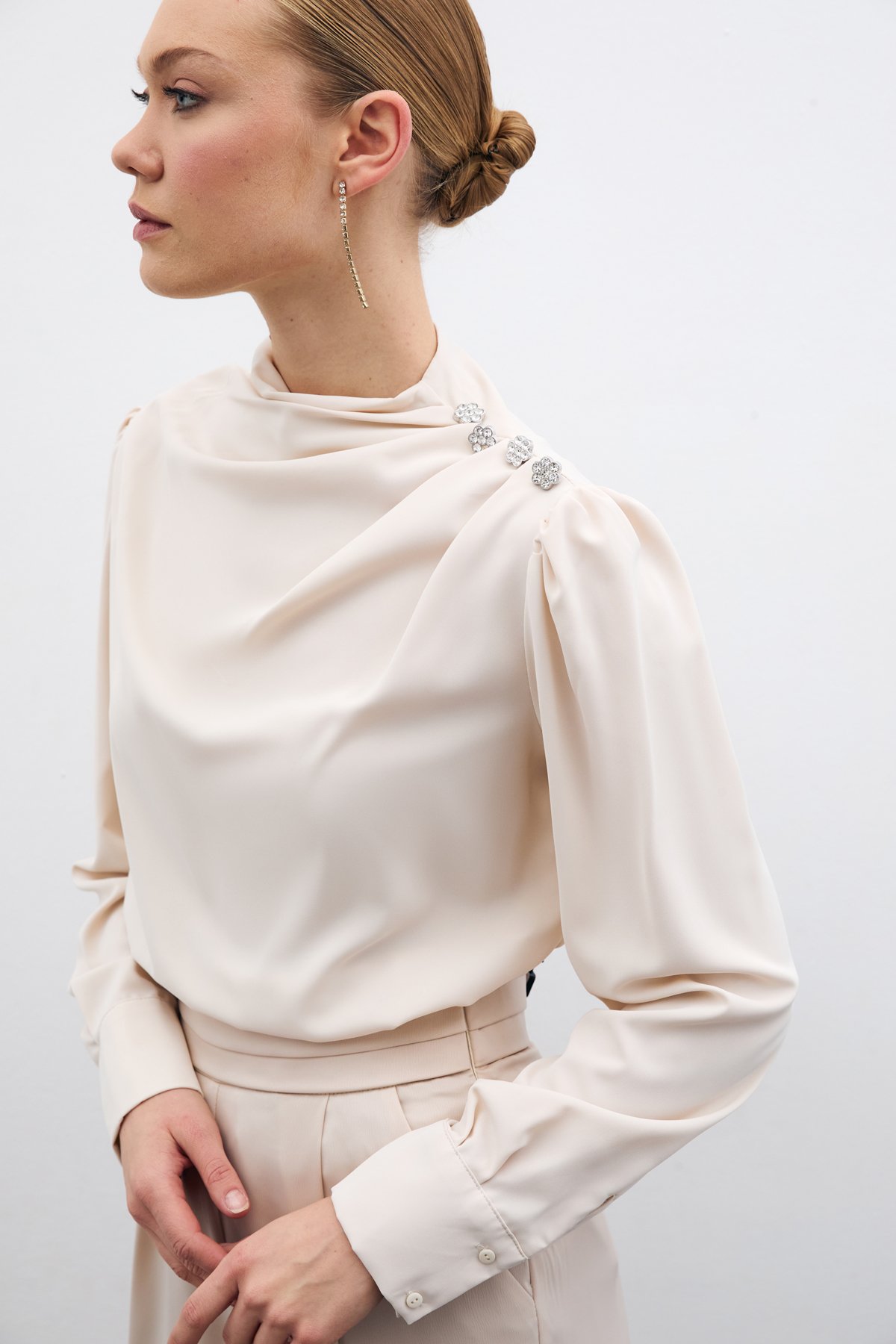 Düğmeleri Taş Detaylı Bluz - Bej
