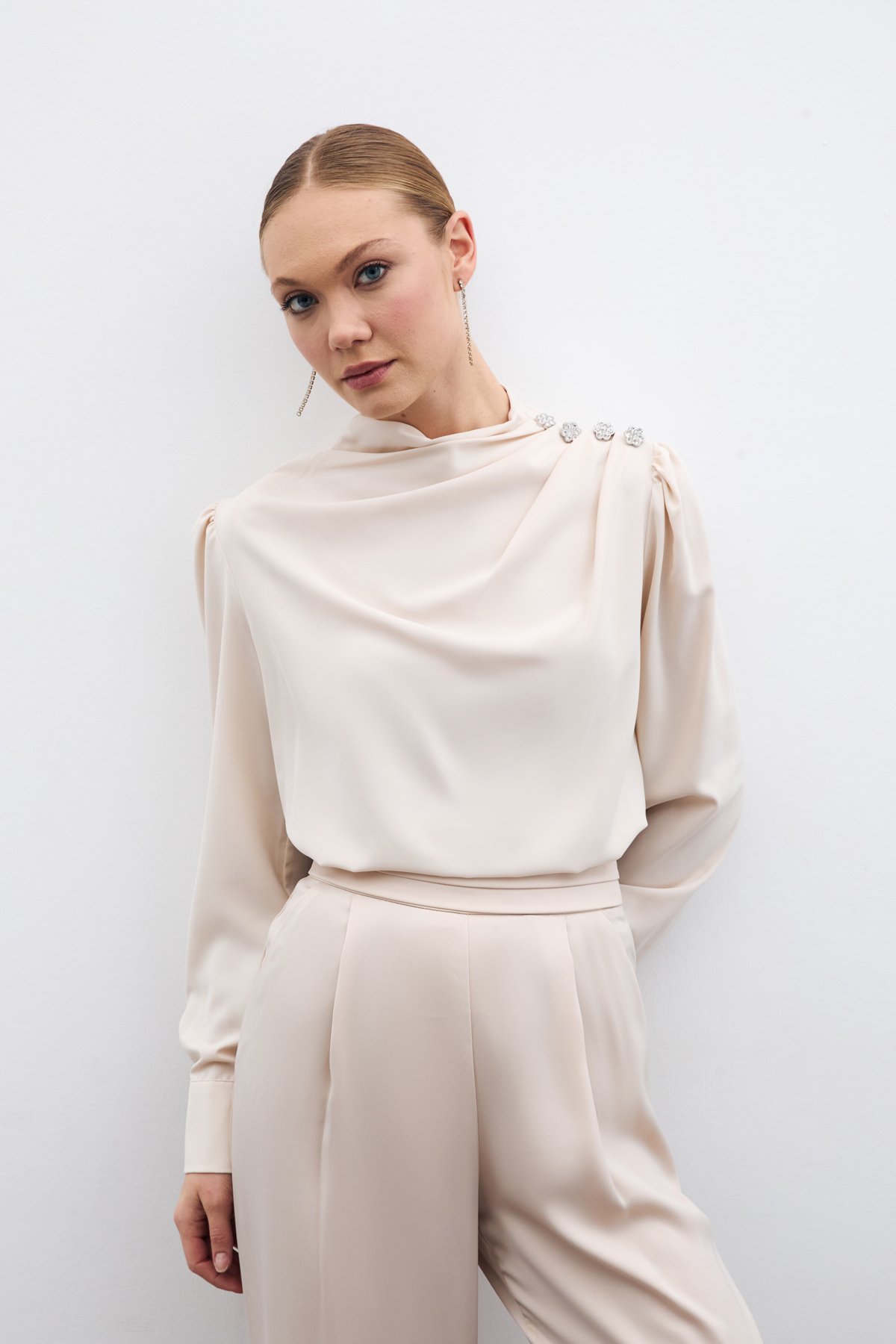 Düğmeleri Taş Detaylı Bluz - Bej