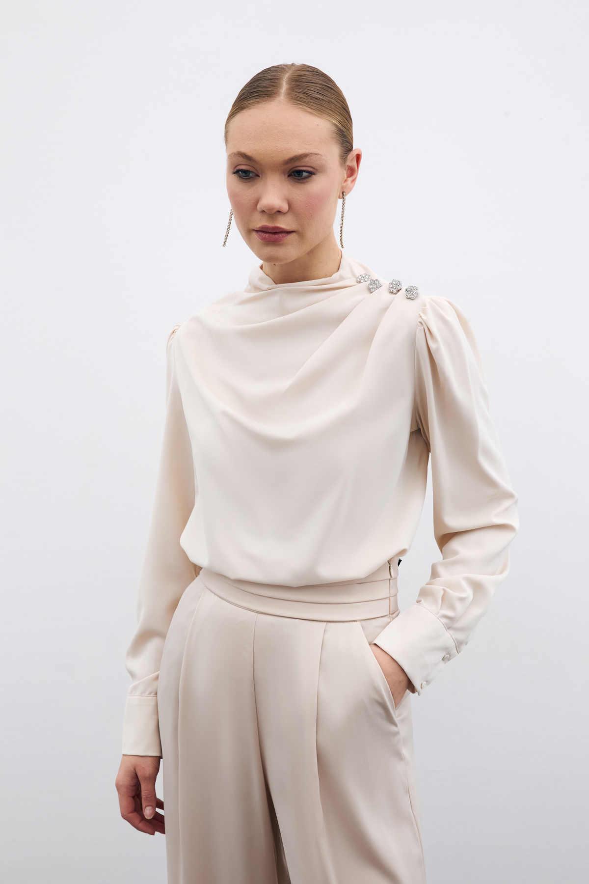 Düğmeleri Taş Detaylı Bluz - Bej