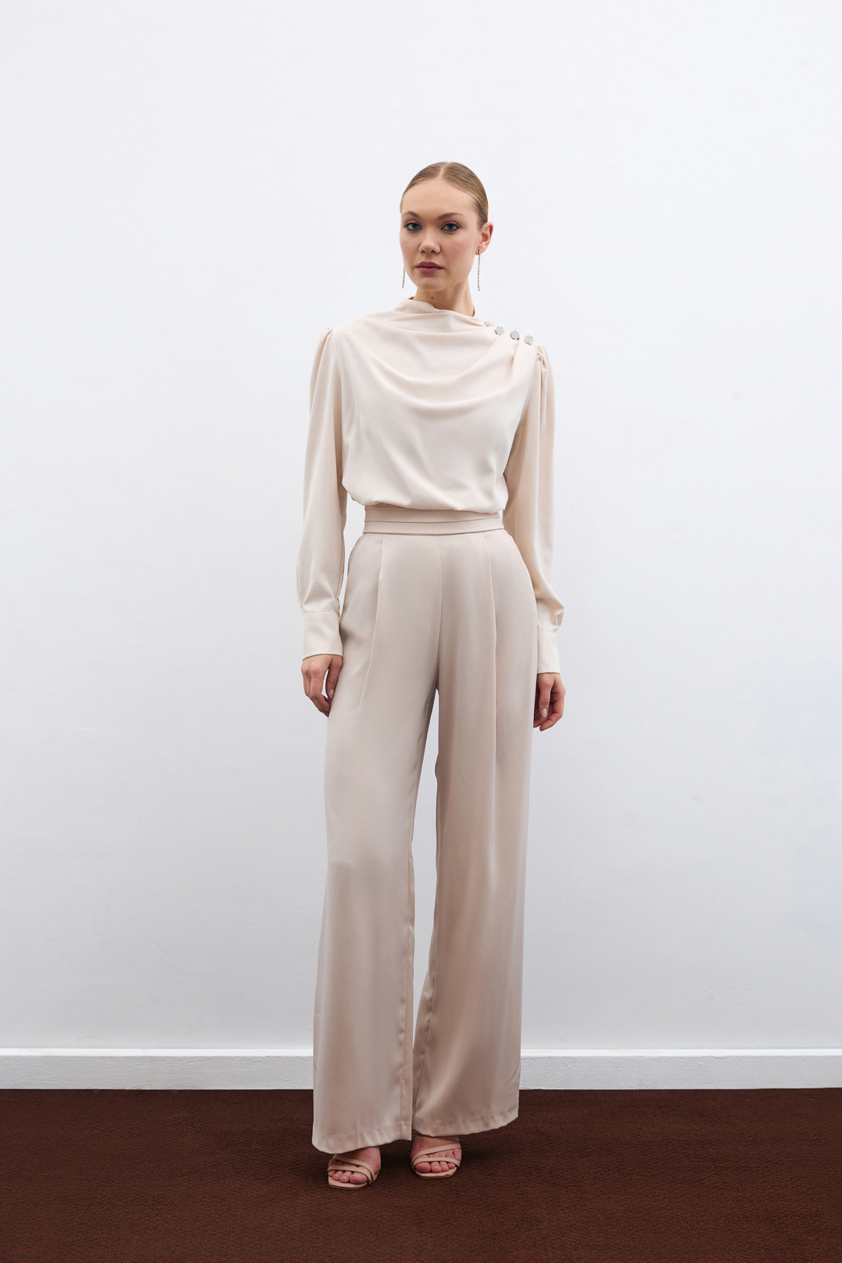 Düğmeleri Taş Detaylı Bluz - Bej