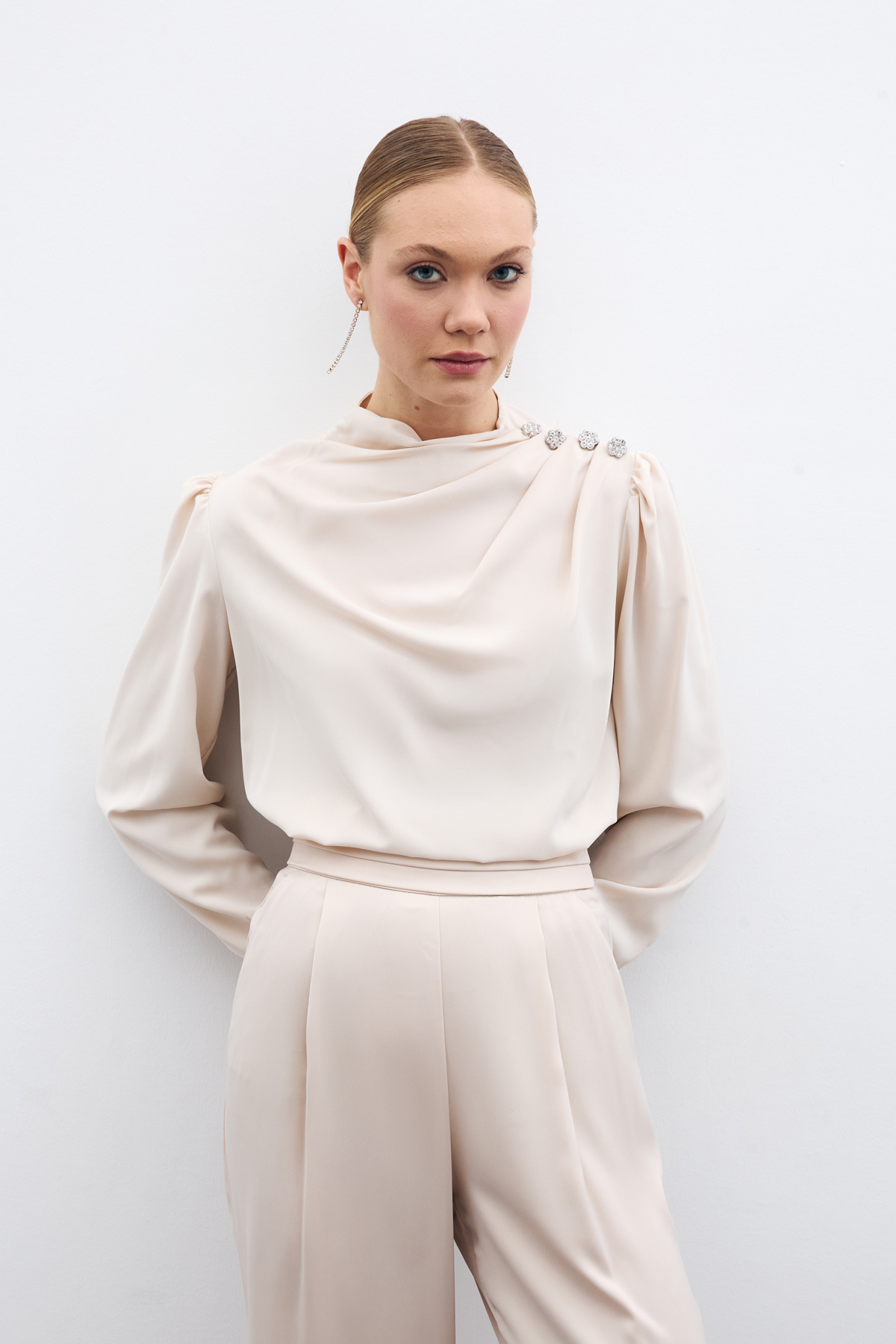 Düğmeleri Taş Detaylı Bluz - Bej