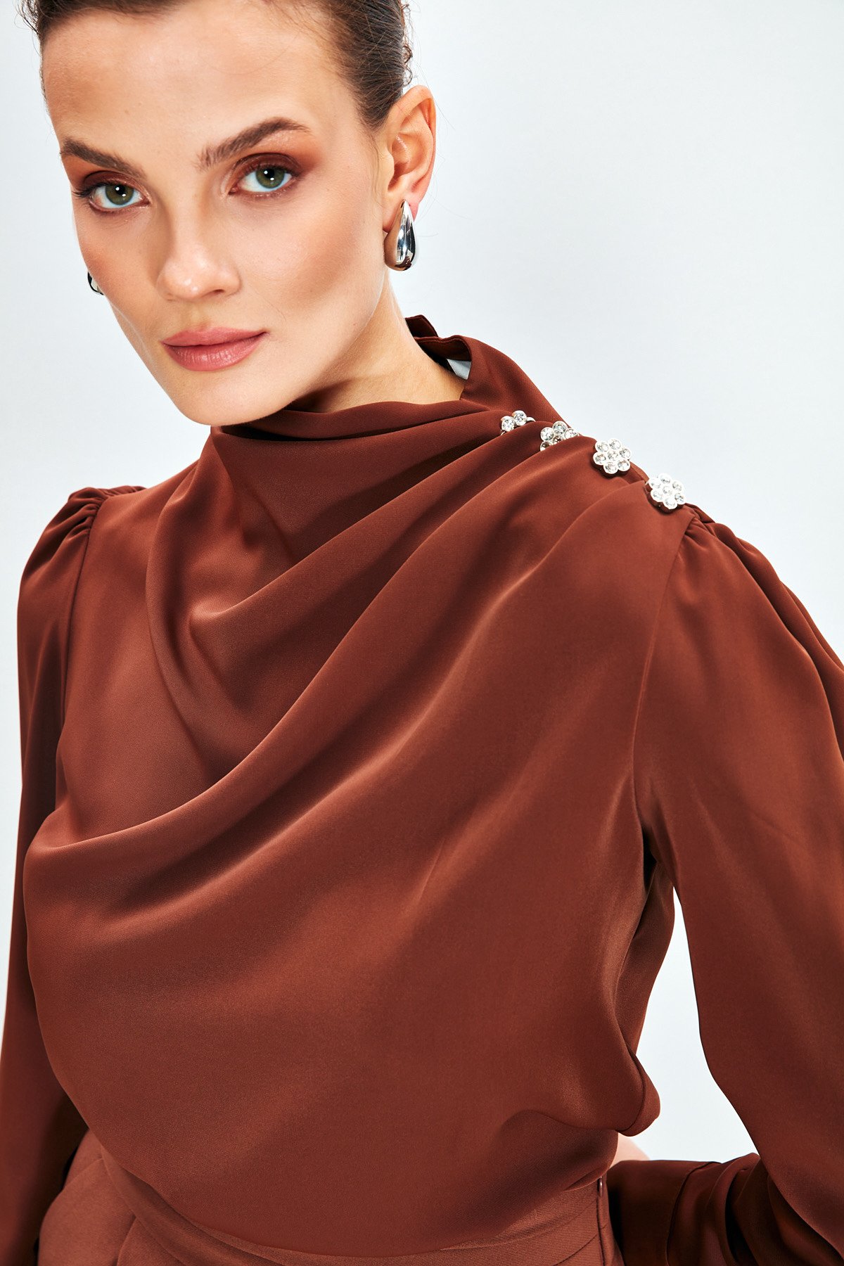 Düğmeleri Taş Detaylı Bluz - KAHVE