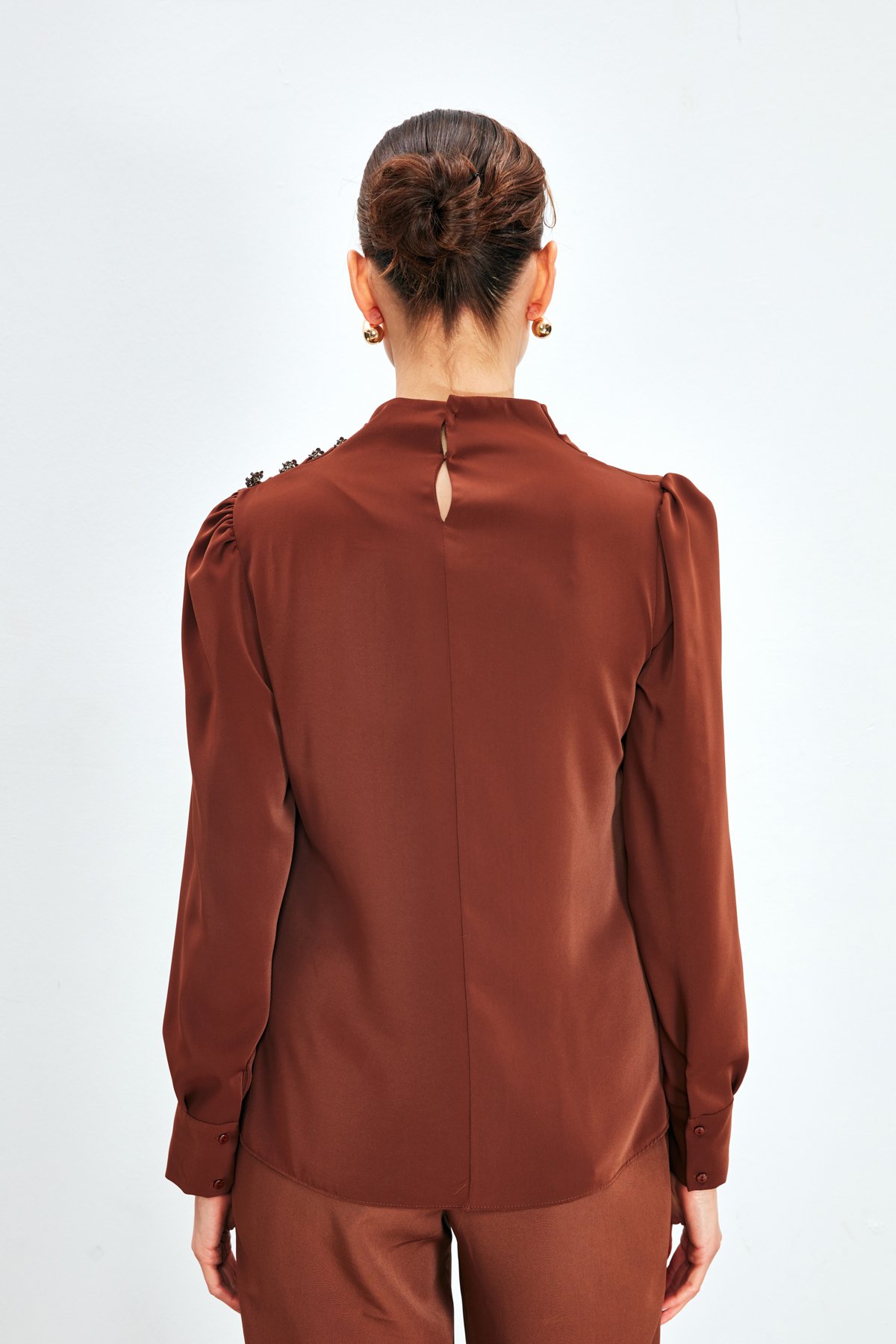 Düğmeleri Taş Detaylı Bluz - KAHVE