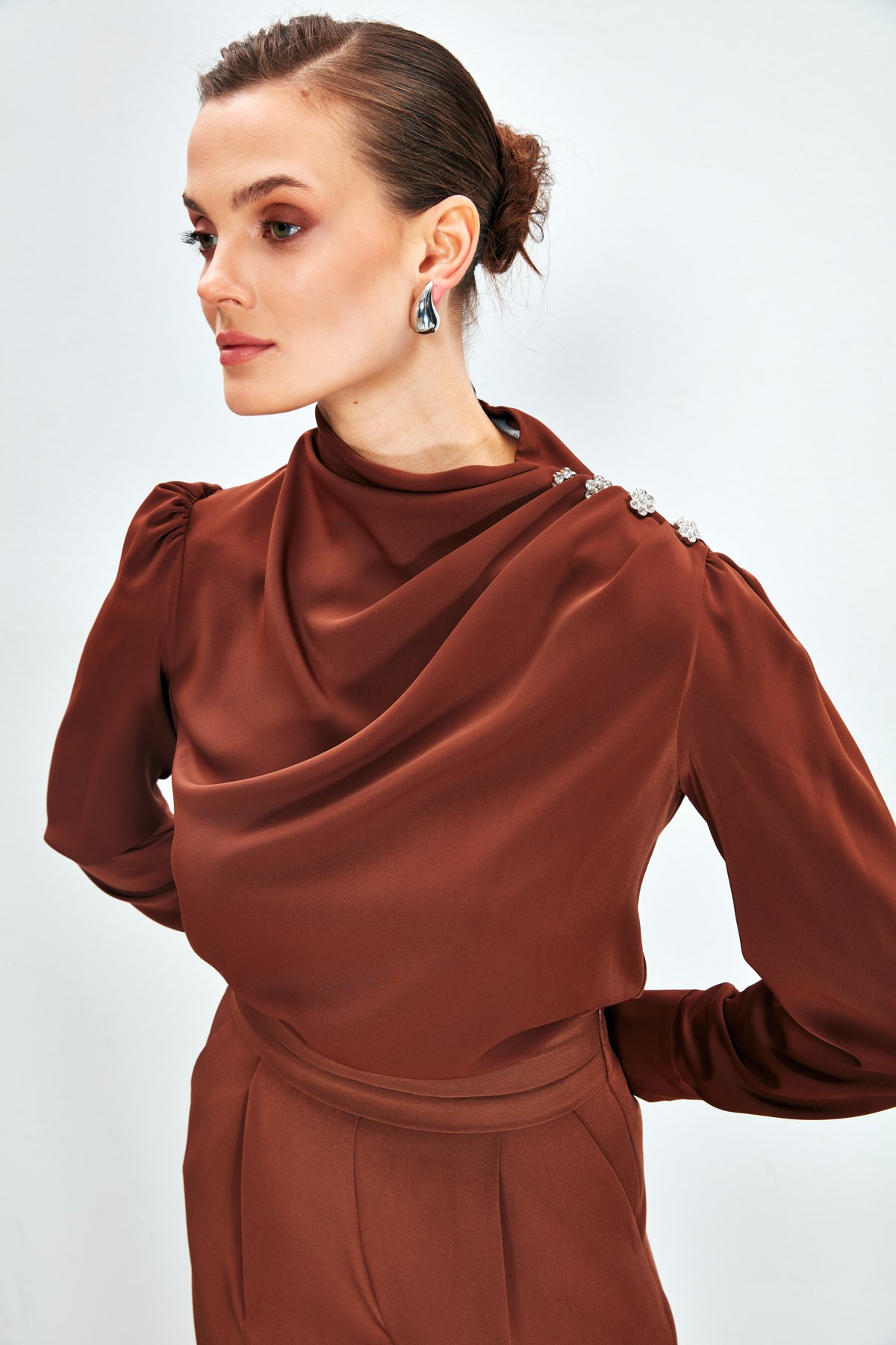 Düğmeleri Taş Detaylı Bluz - KAHVE