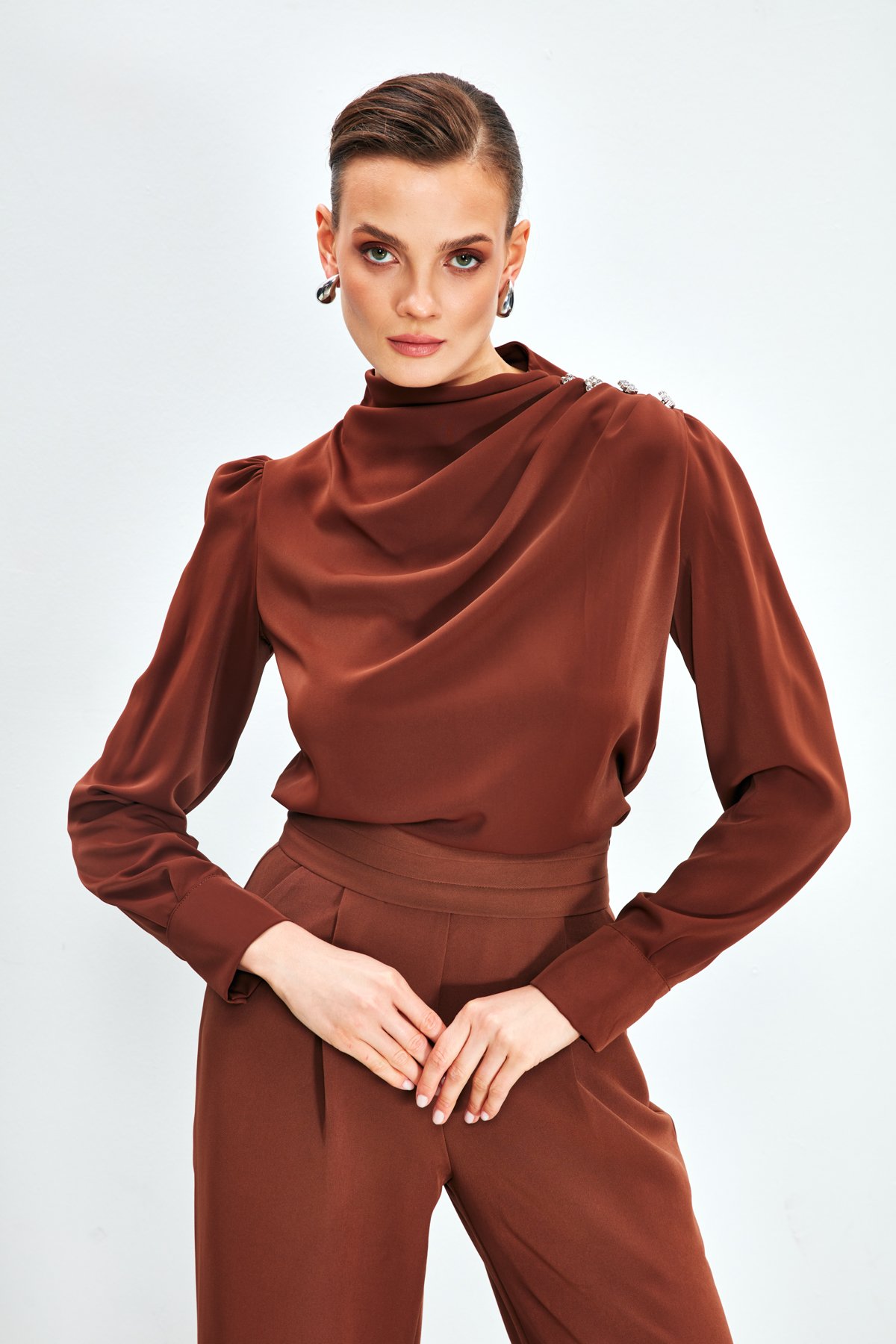 Düğmeleri Taş Detaylı Bluz - KAHVE