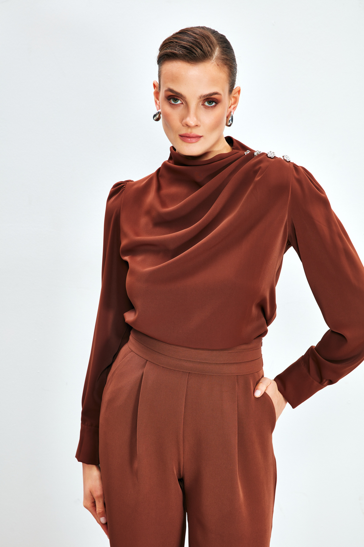 Düğmeleri Taş Detaylı Bluz - KAHVE