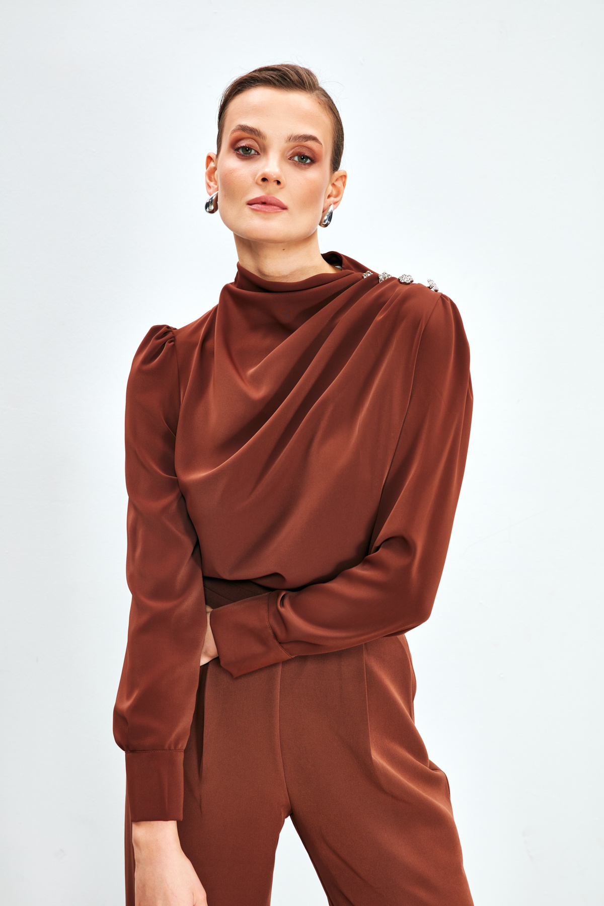 Düğmeleri Taş Detaylı Bluz - KAHVE