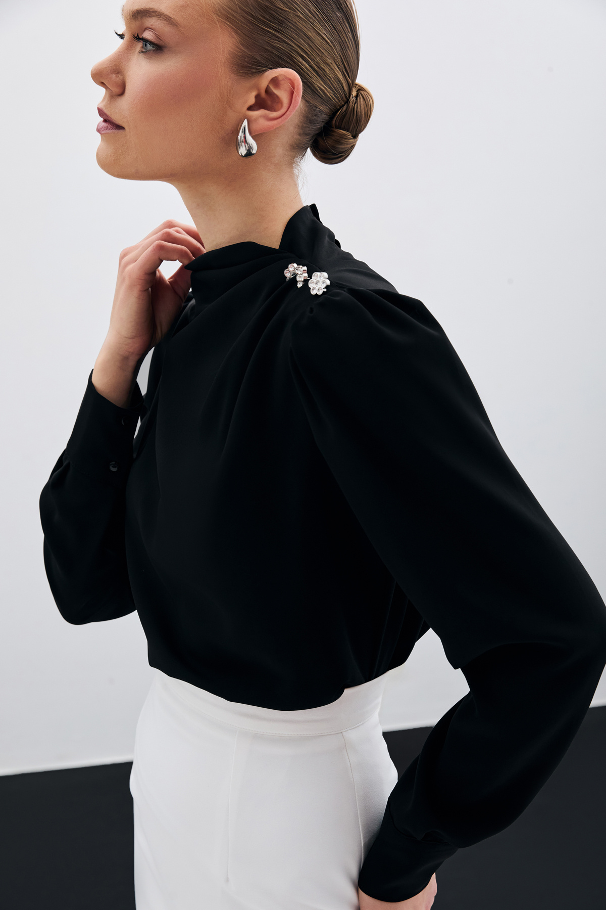 Düğmeleri Taş Detaylı Bluz - Siyah