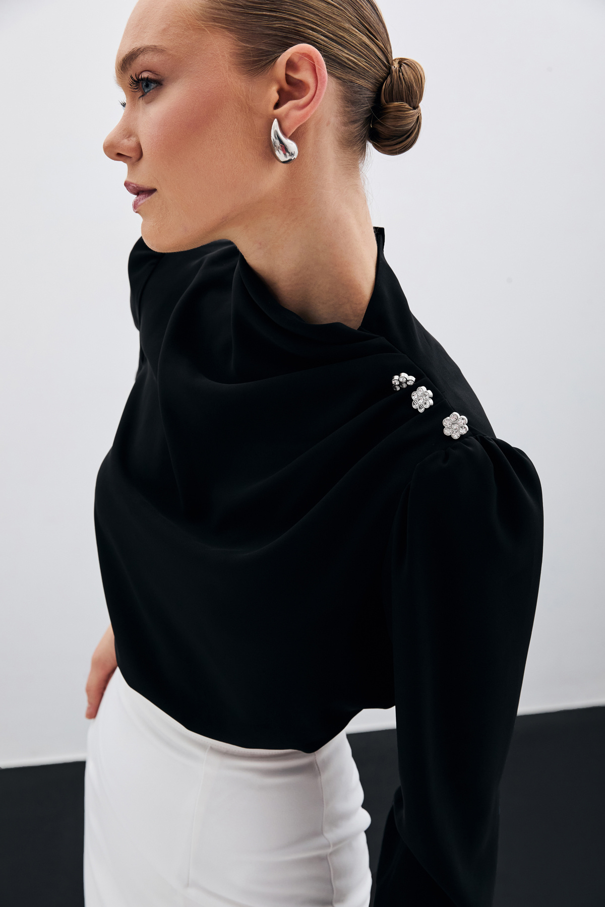 Düğmeleri Taş Detaylı Bluz - Siyah