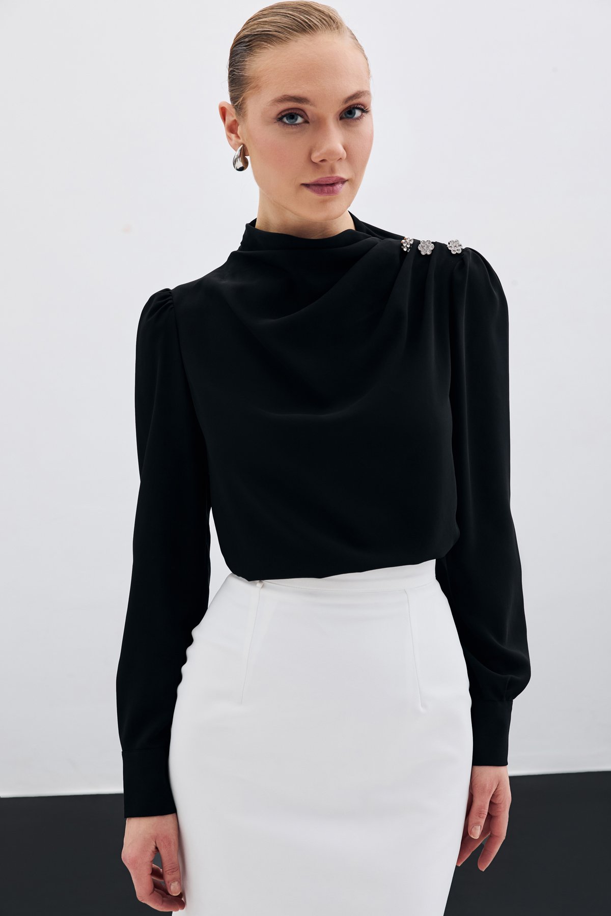 Düğmeleri Taş Detaylı Bluz - Siyah