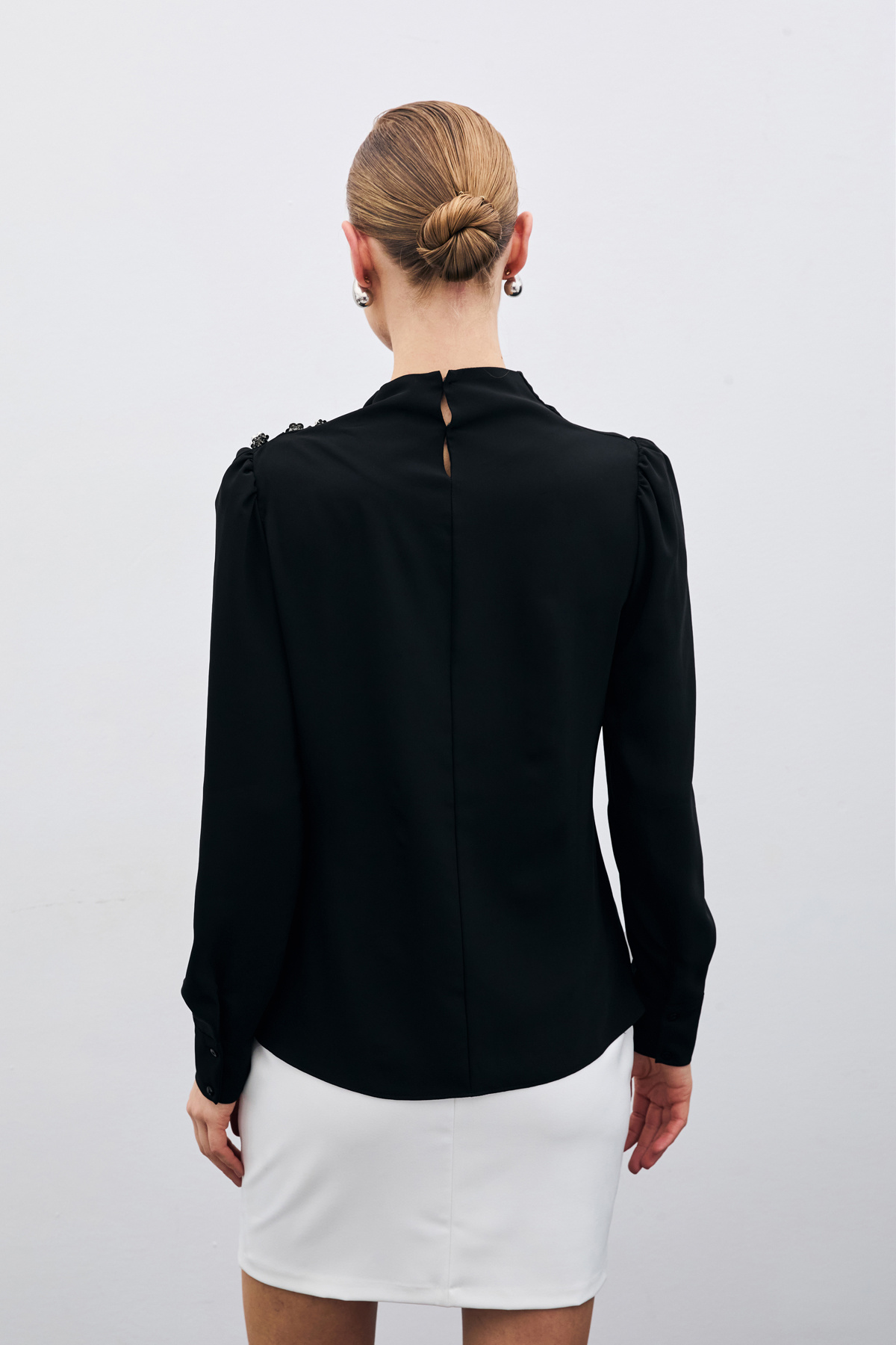 Düğmeleri Taş Detaylı Bluz - Siyah
