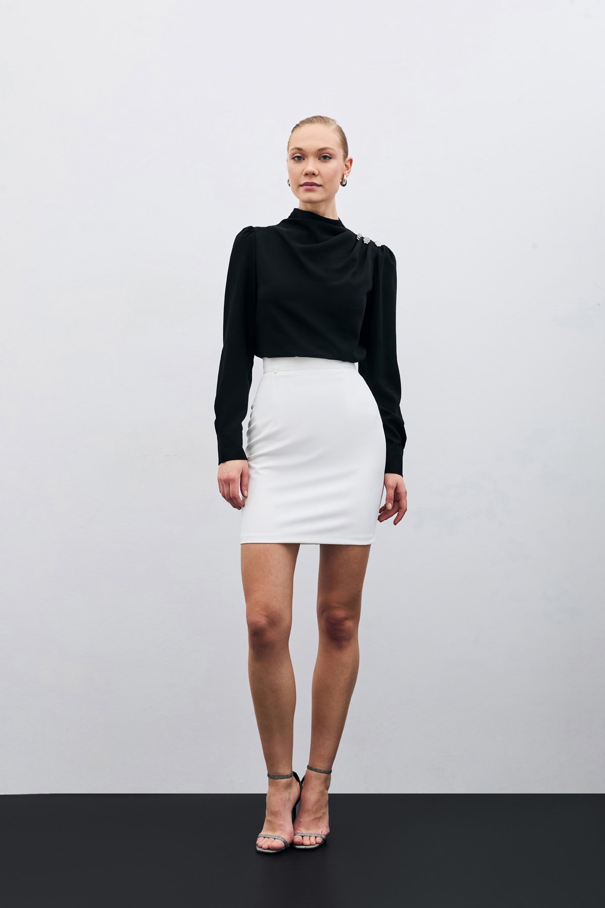 Düğmeleri Taş Detaylı Bluz - Siyah