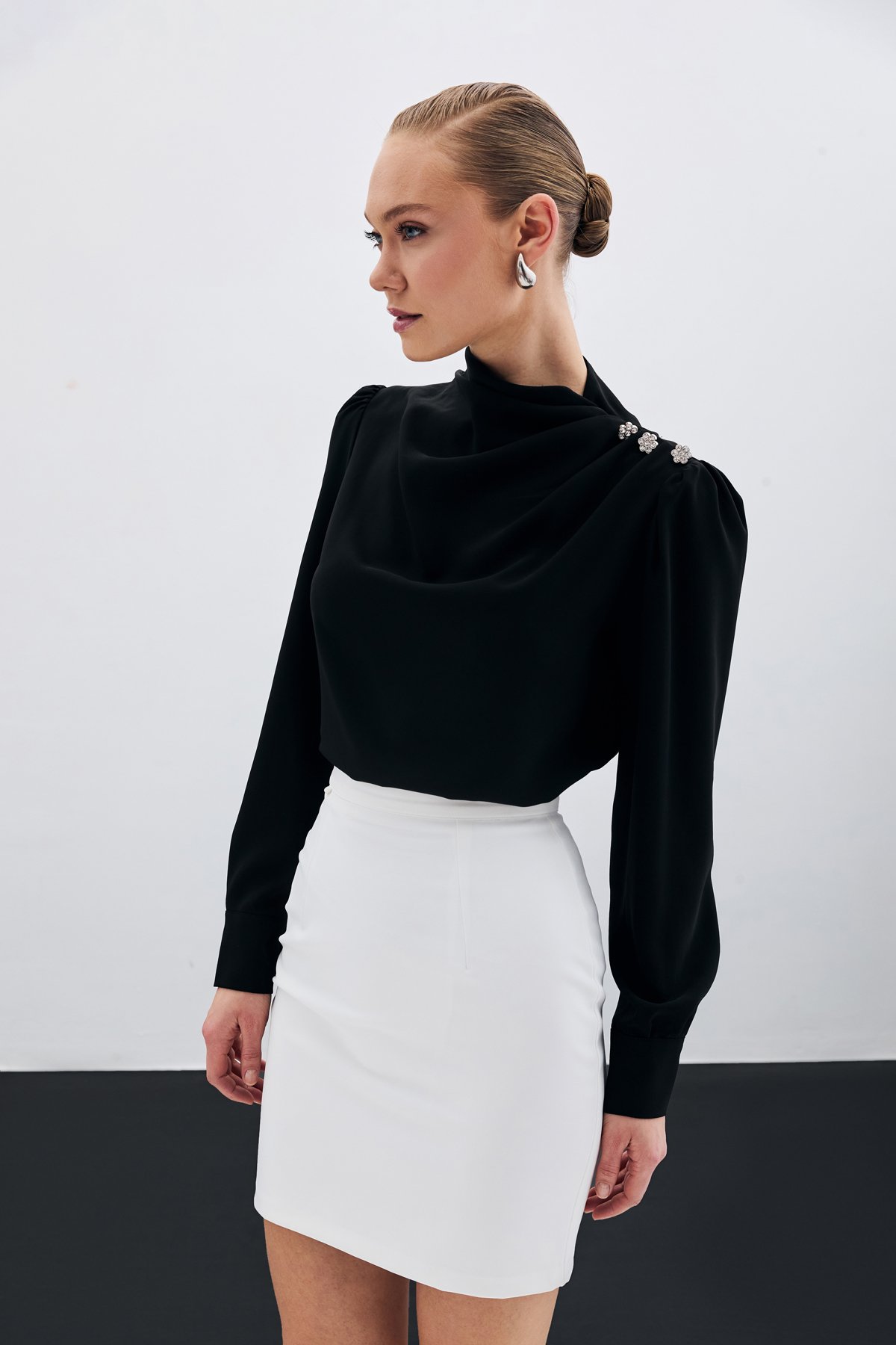 Düğmeleri Taş Detaylı Bluz - Siyah