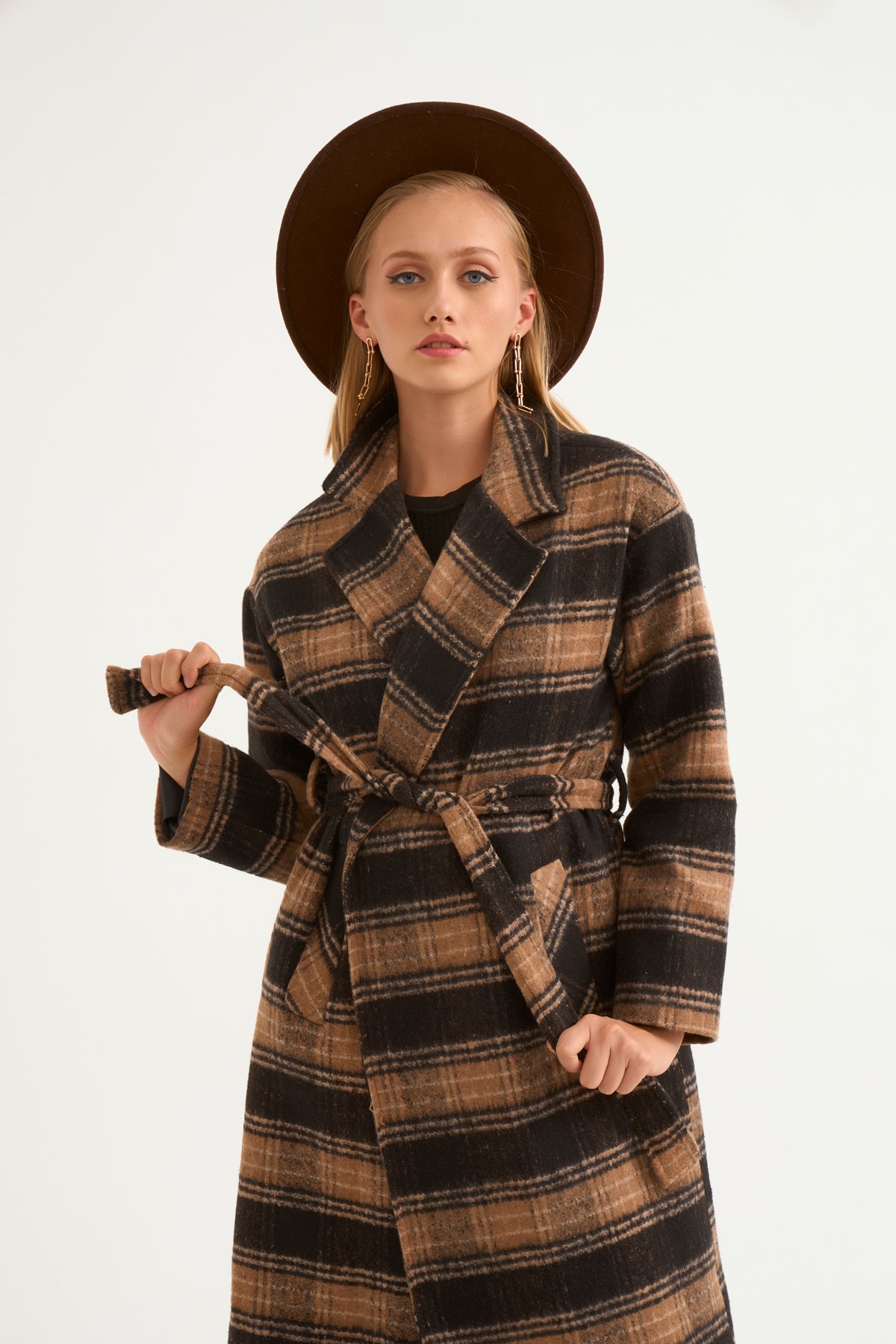 Ekose desenli kuşaklı kaban - SİYAH-CAMEL