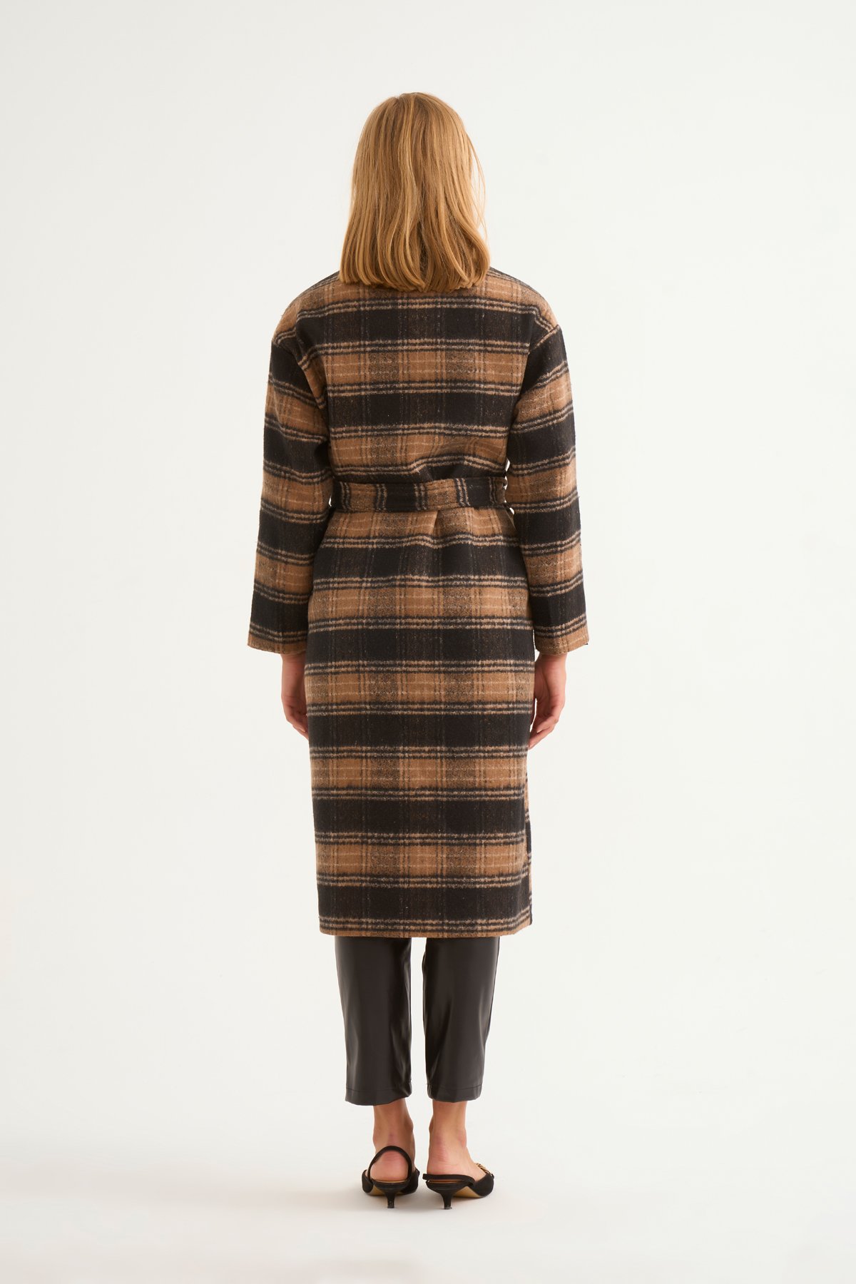 Ekose desenli kuşaklı kaban - SİYAH-CAMEL