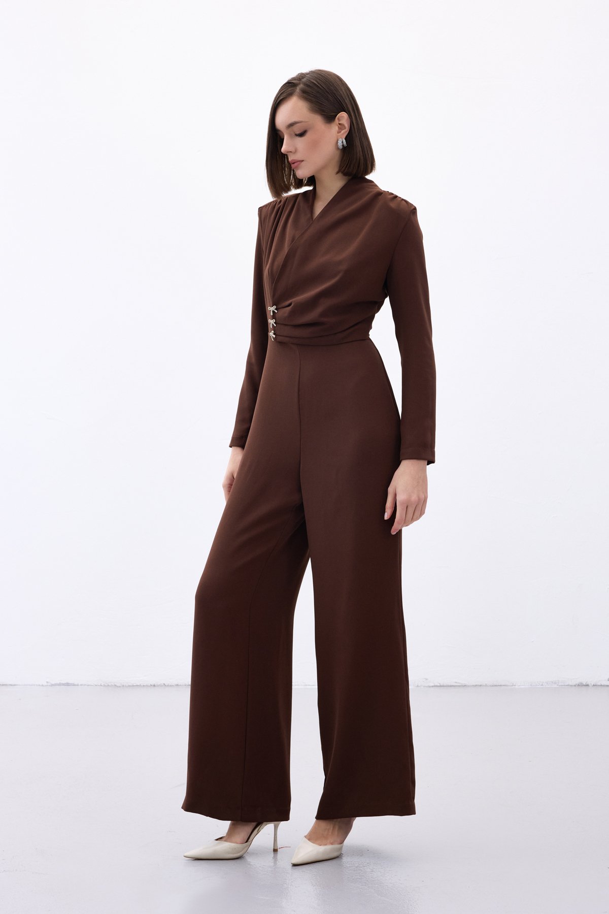 Fiyonk Aksesuarlı Krep Tulum - Kahve