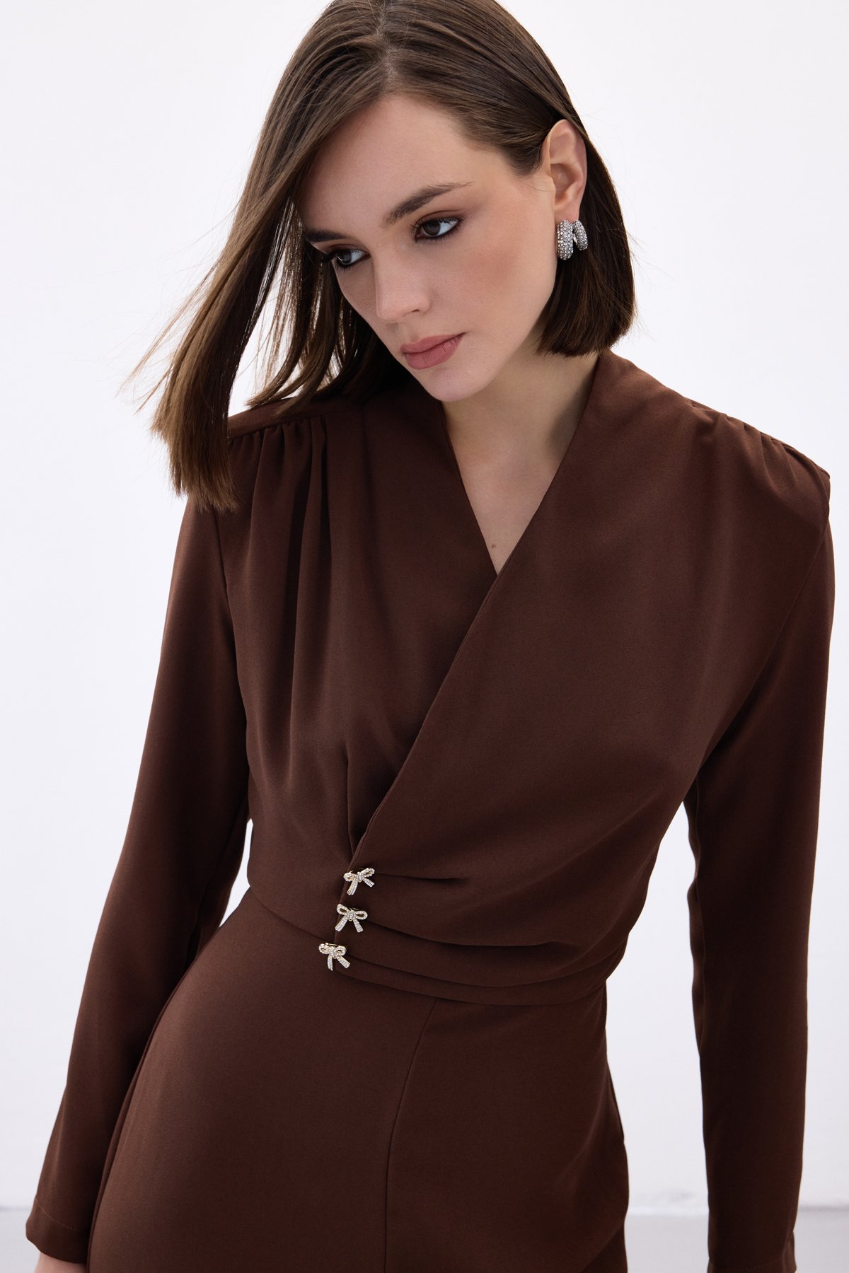 Fiyonk Aksesuarlı Krep Tulum - Kahve