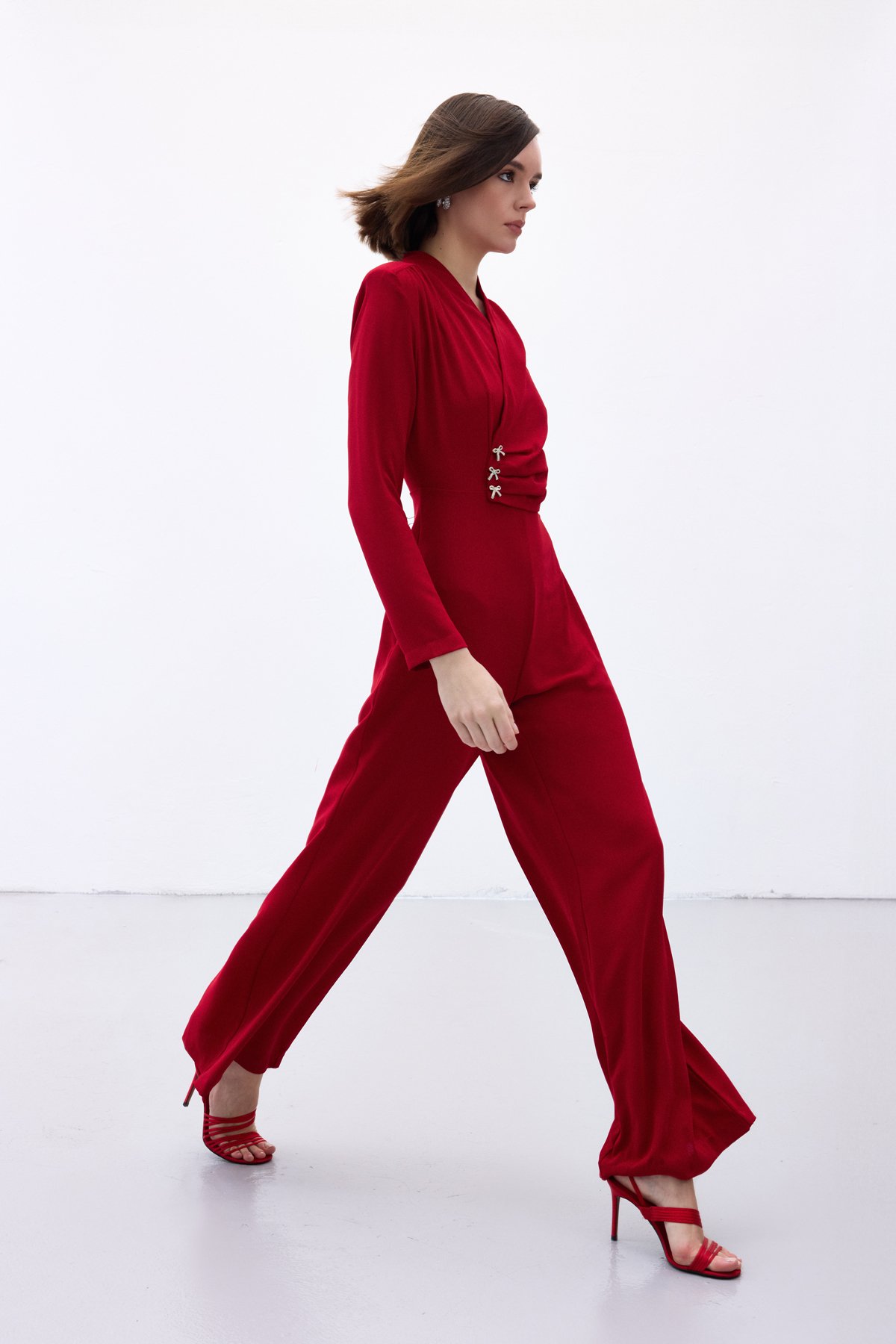 Fiyonk Aksesuarlı Krep Tulum - Kırmızı