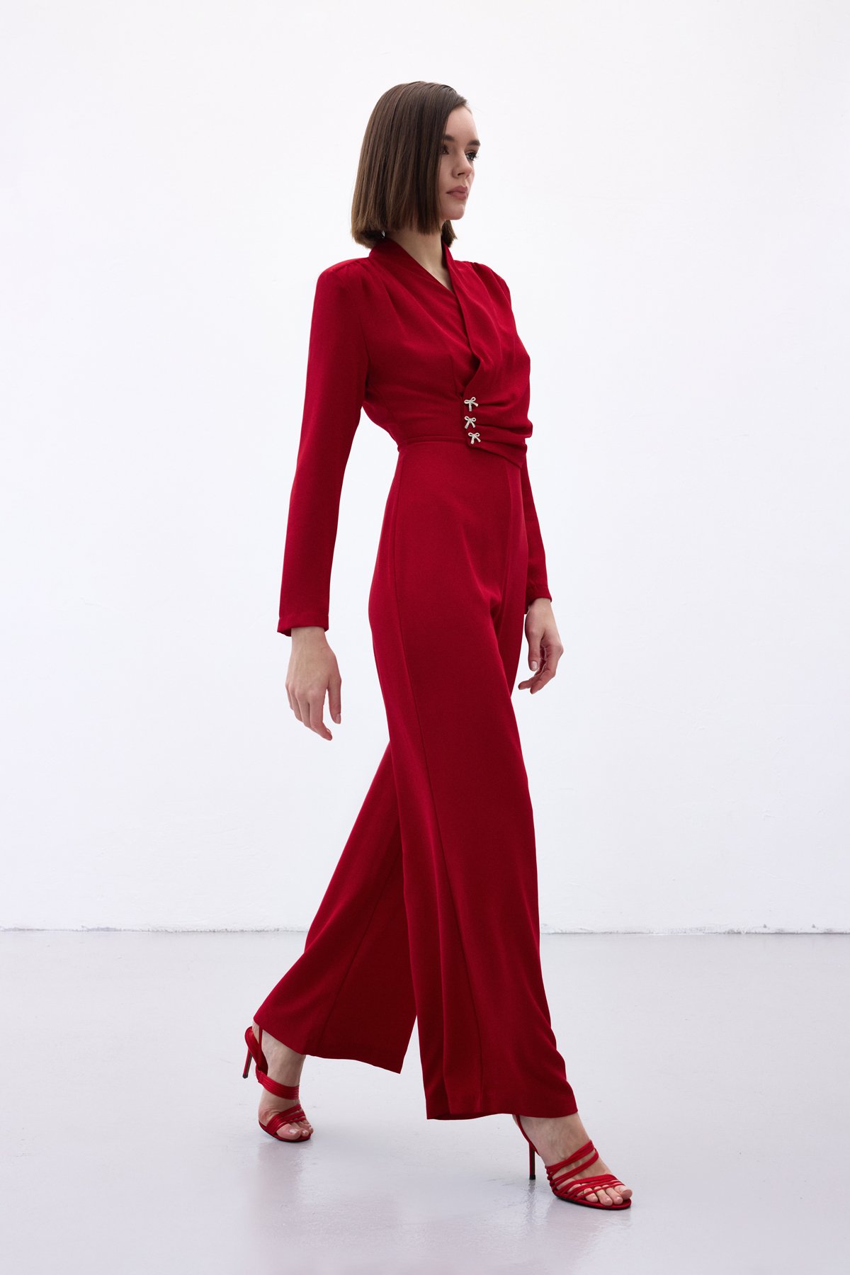 Fiyonk Aksesuarlı Krep Tulum - Kırmızı