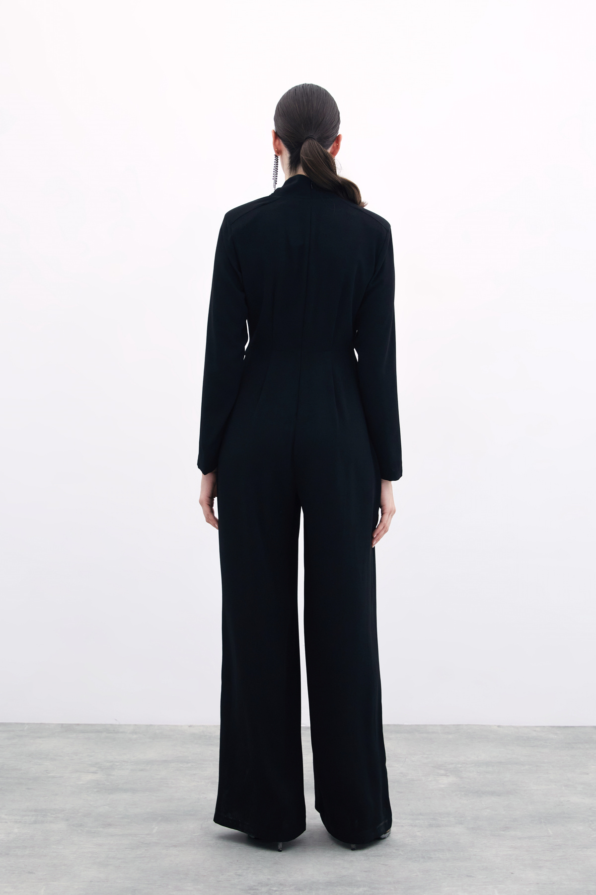 Fiyonk Aksesuarlı Krep Tulum - Siyah