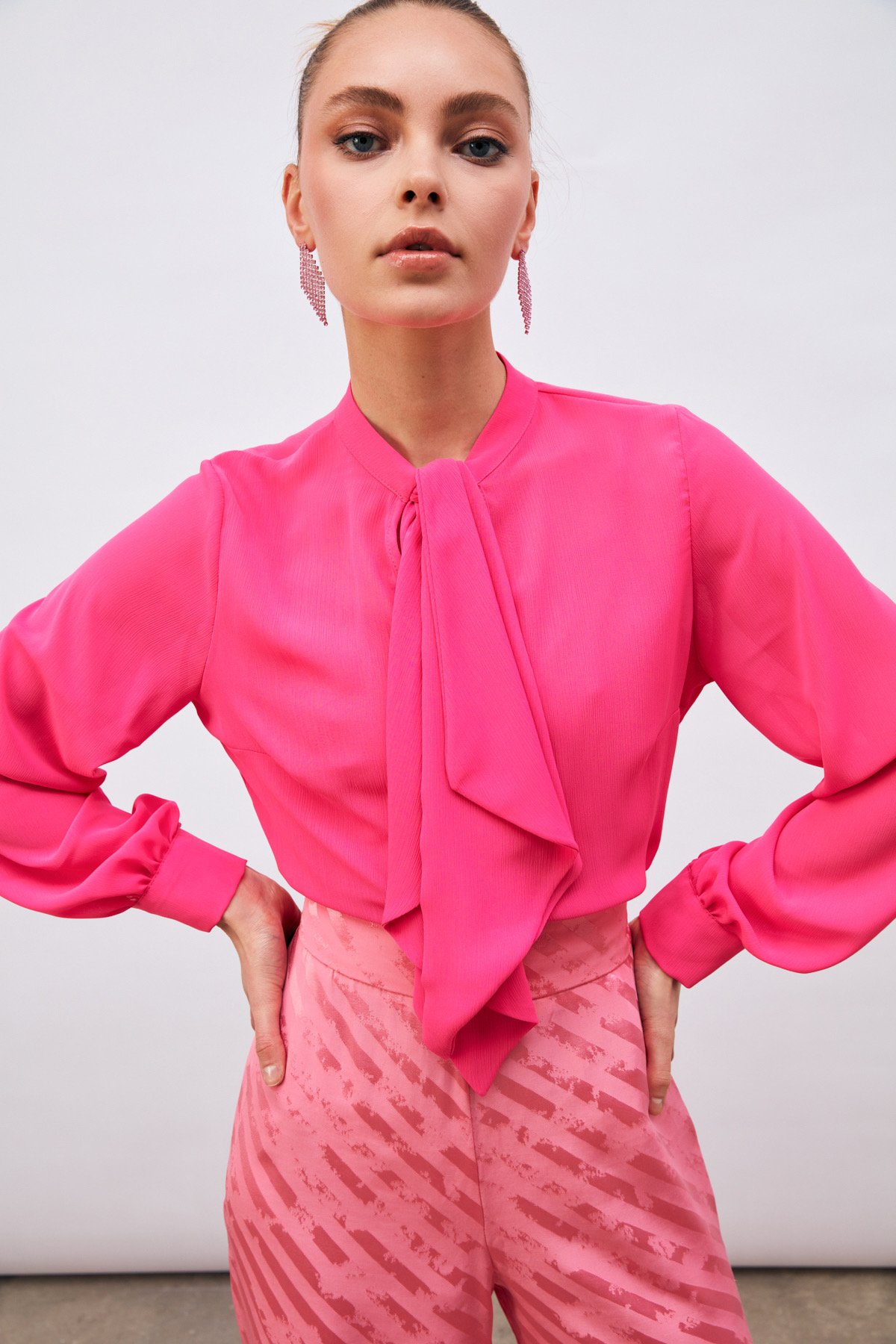 Fular Detaylı Salaş Bluz - FUŞYA